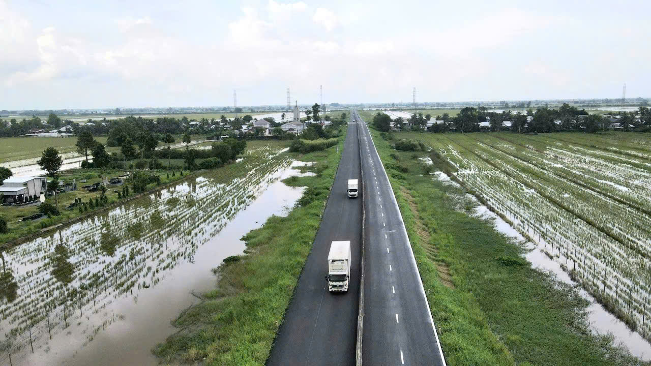 Đường 'ổ gà' thành cao tốc huyết mạch ĐBSCL, xe chạy bon bon 90 km/giờ- Ảnh 2.