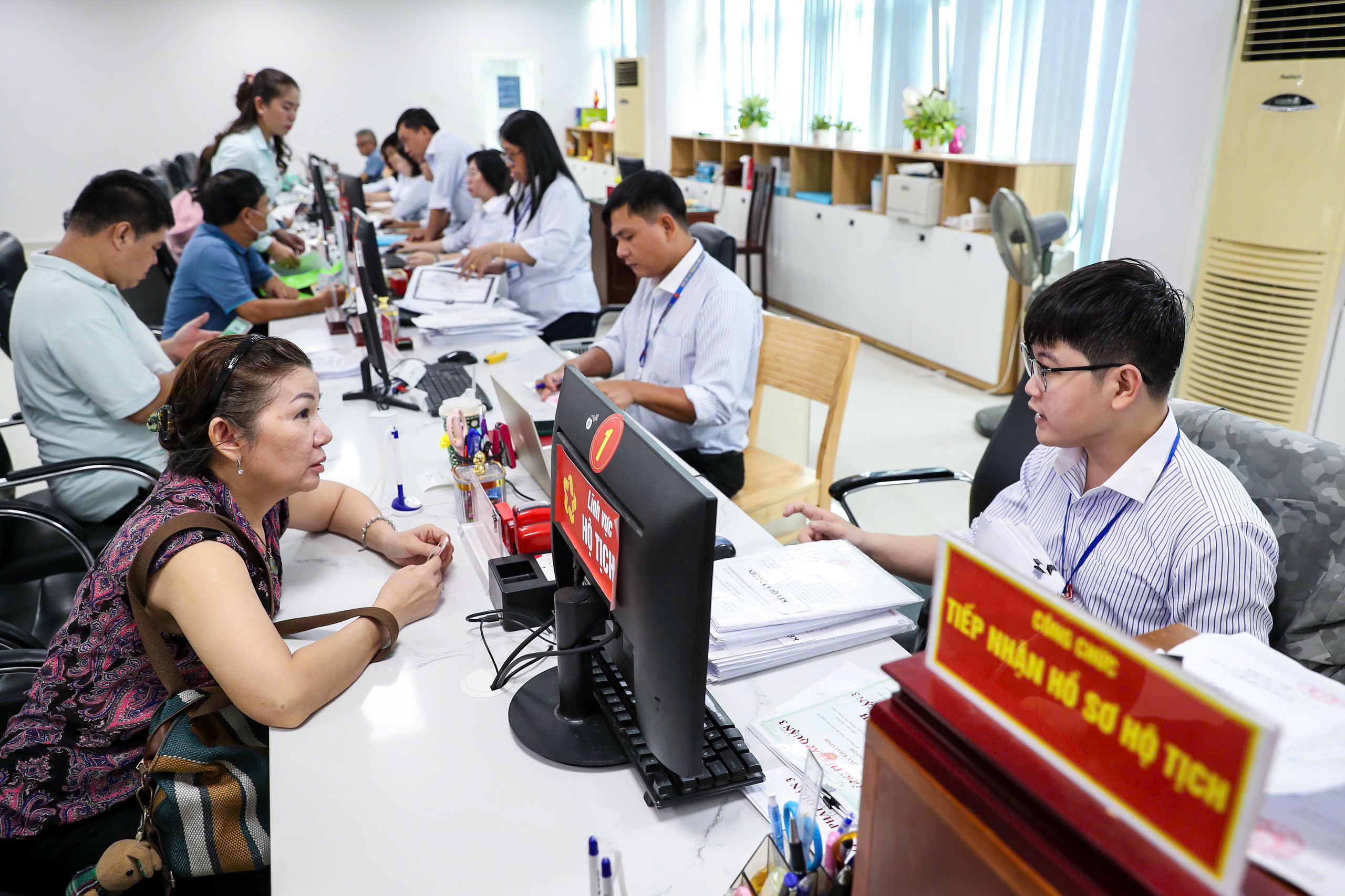 Chủ tịch UBND 112 phường, xã ở TP.HCM không chứng thực giao dịch tài sản - Ảnh 1.