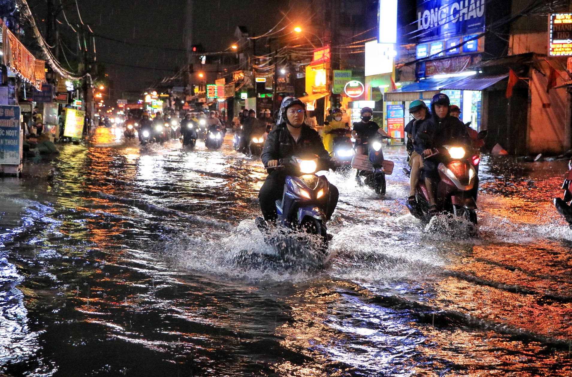 TP.HCM có mưa lớn trong đêm: Người dân chật vật 'vượt sóng' trên Quốc lộ 50 - Ảnh 9.