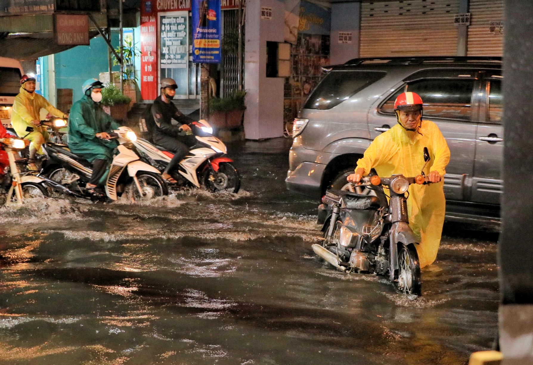 TP.HCM có mưa lớn trong đêm: Người dân chật vật 'vượt sóng' trên Quốc lộ 50 - Ảnh 5.