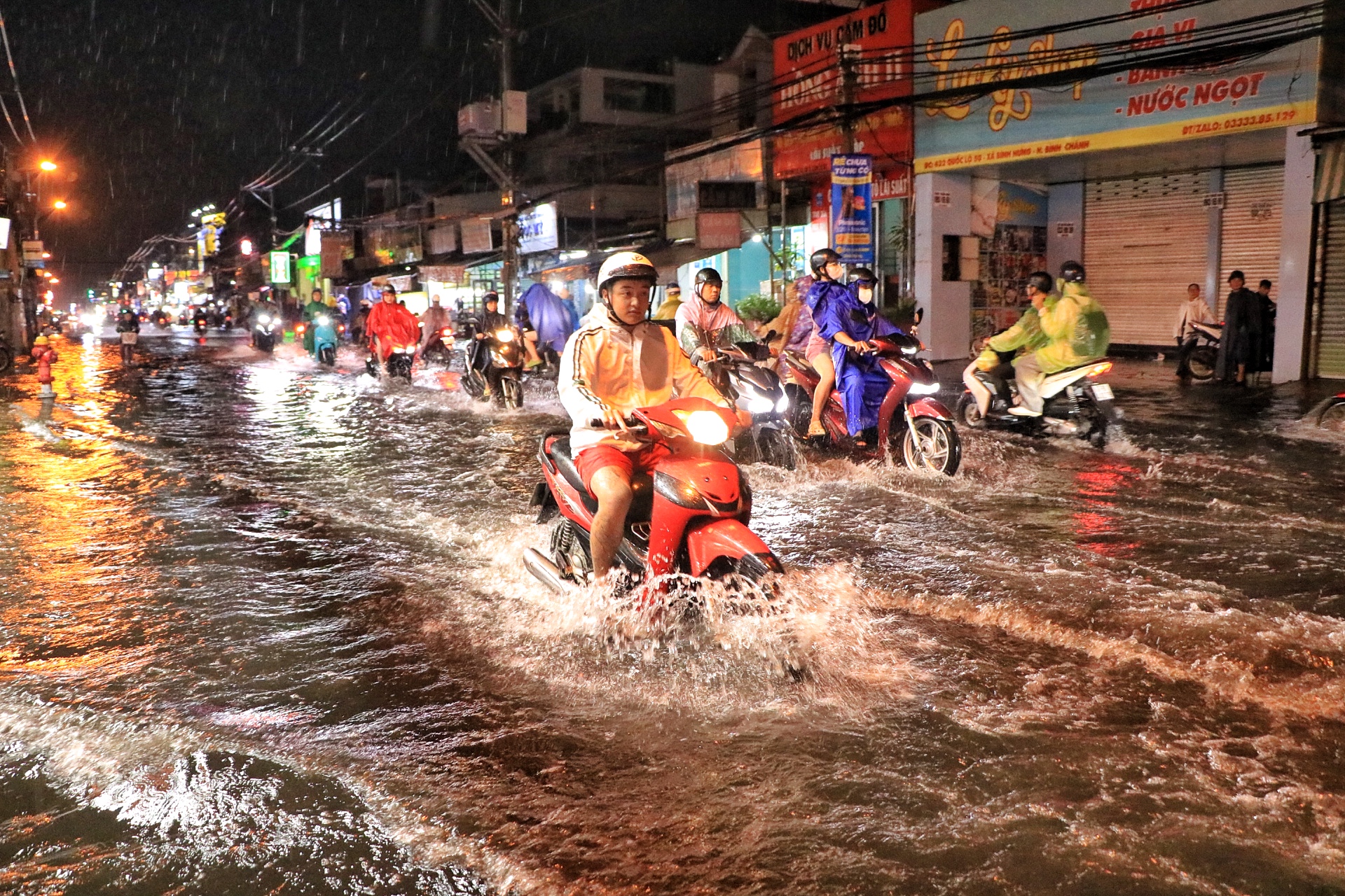 TP.HCM có mưa lớn trong đêm: Người dân chật vật 'vượt sóng' trên Quốc lộ 50 - Ảnh 7.