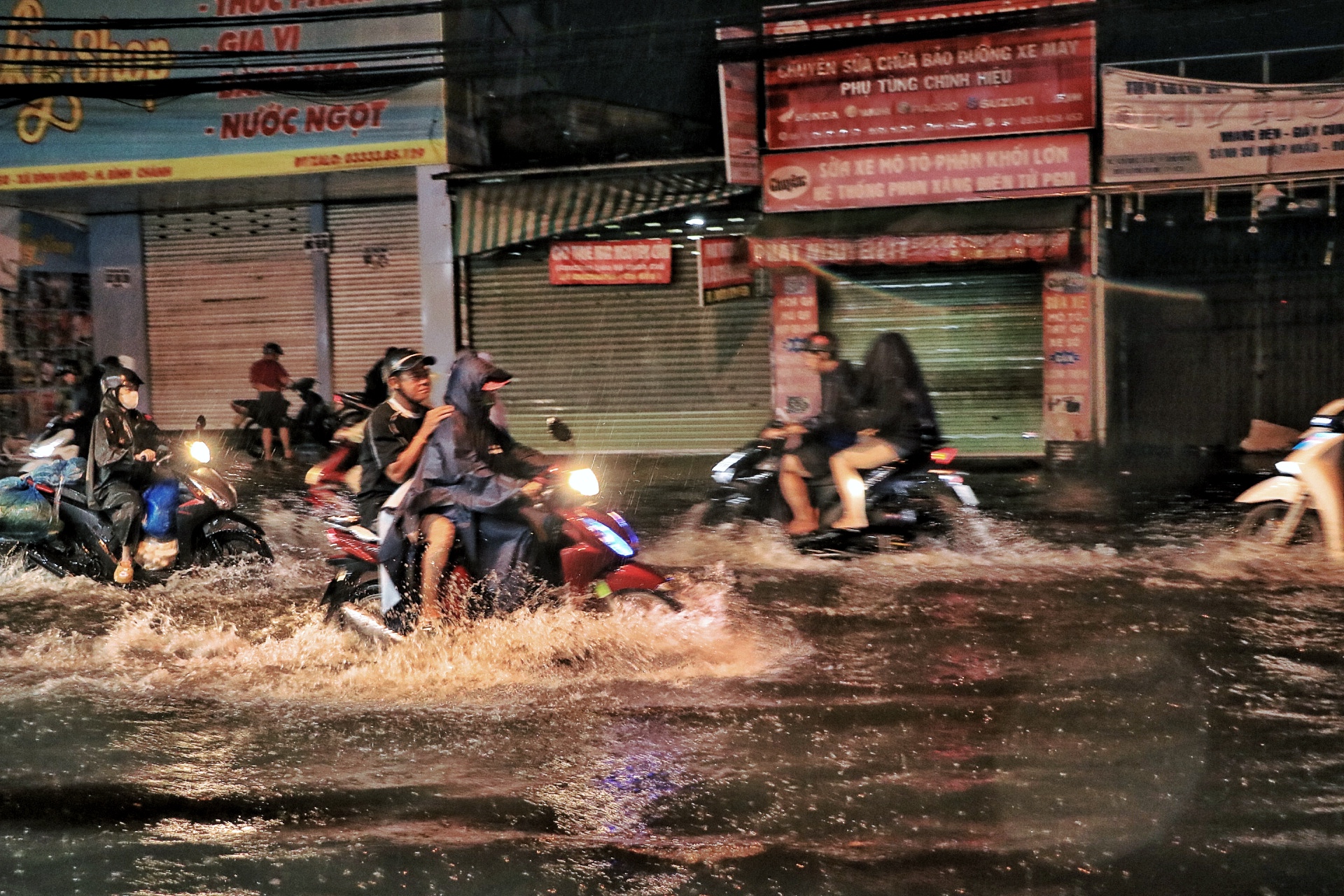 TP.HCM có mưa lớn trong đêm: Người dân chật vật 'vượt sóng' trên Quốc lộ 50 - Ảnh 4.