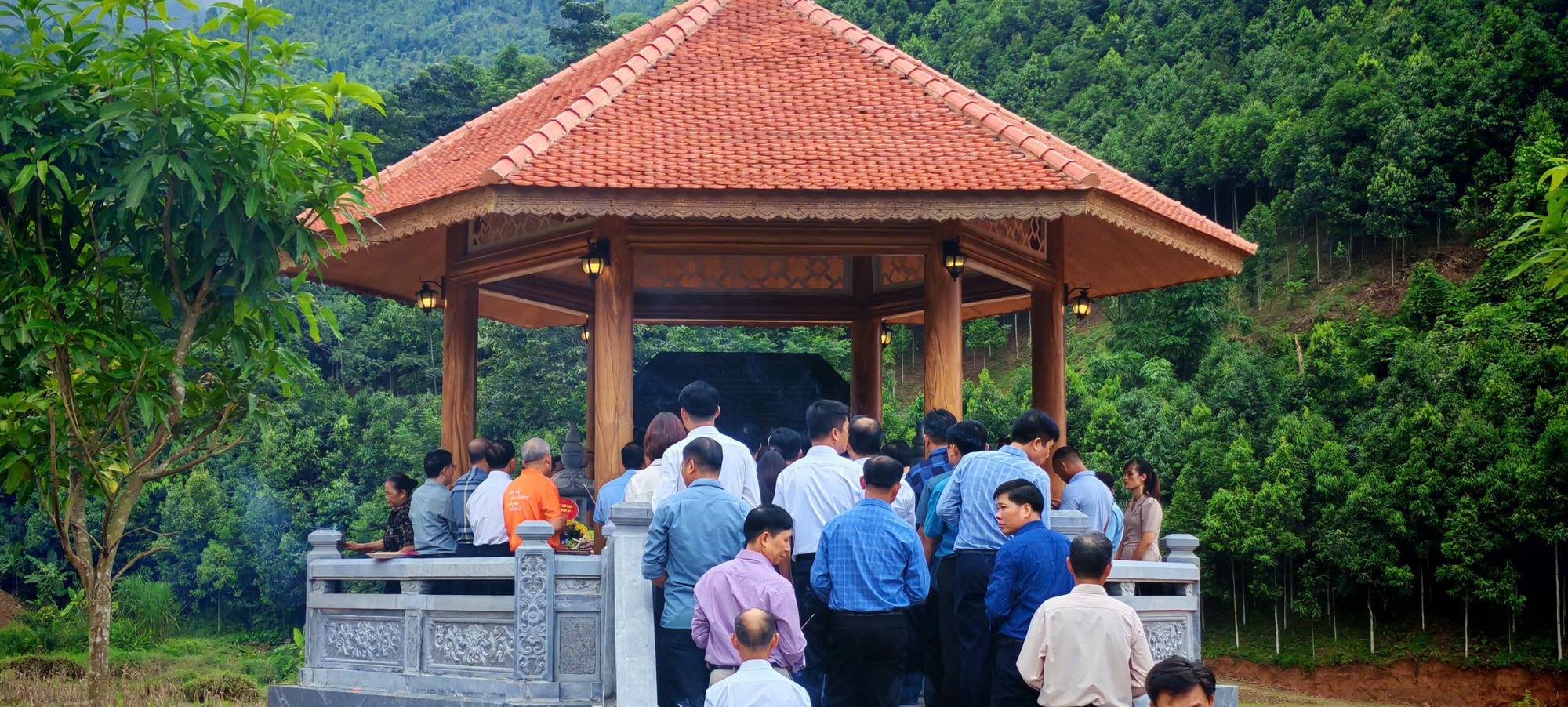Tưởng niệm 67 người dân Làng Nủ thiệt mạng do lũ quét trong bão Yagi- Ảnh 1. Tưởng niệm 67 người dân Làng Nủ thiệt mạng do lũ quét trong bão Yagi- Ảnh 1.