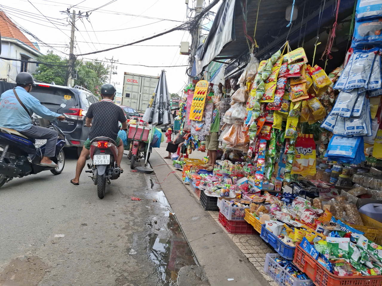 Bày hàng mua bán tràn lan trên vỉa hè, …