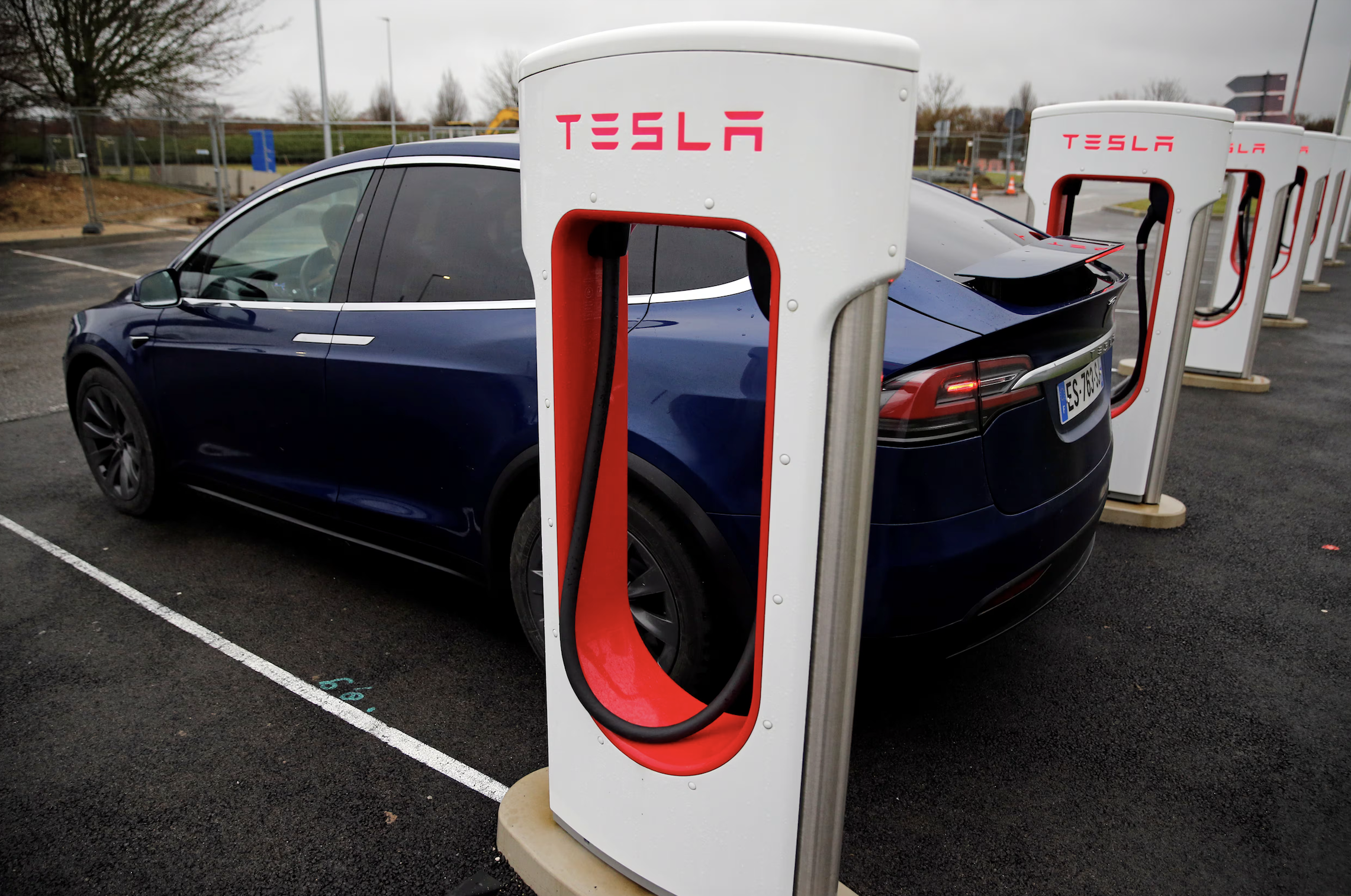 Elon Musk đối diện thách thức mới khi người Mỹ chê xe điện Tesla - Ảnh 2.