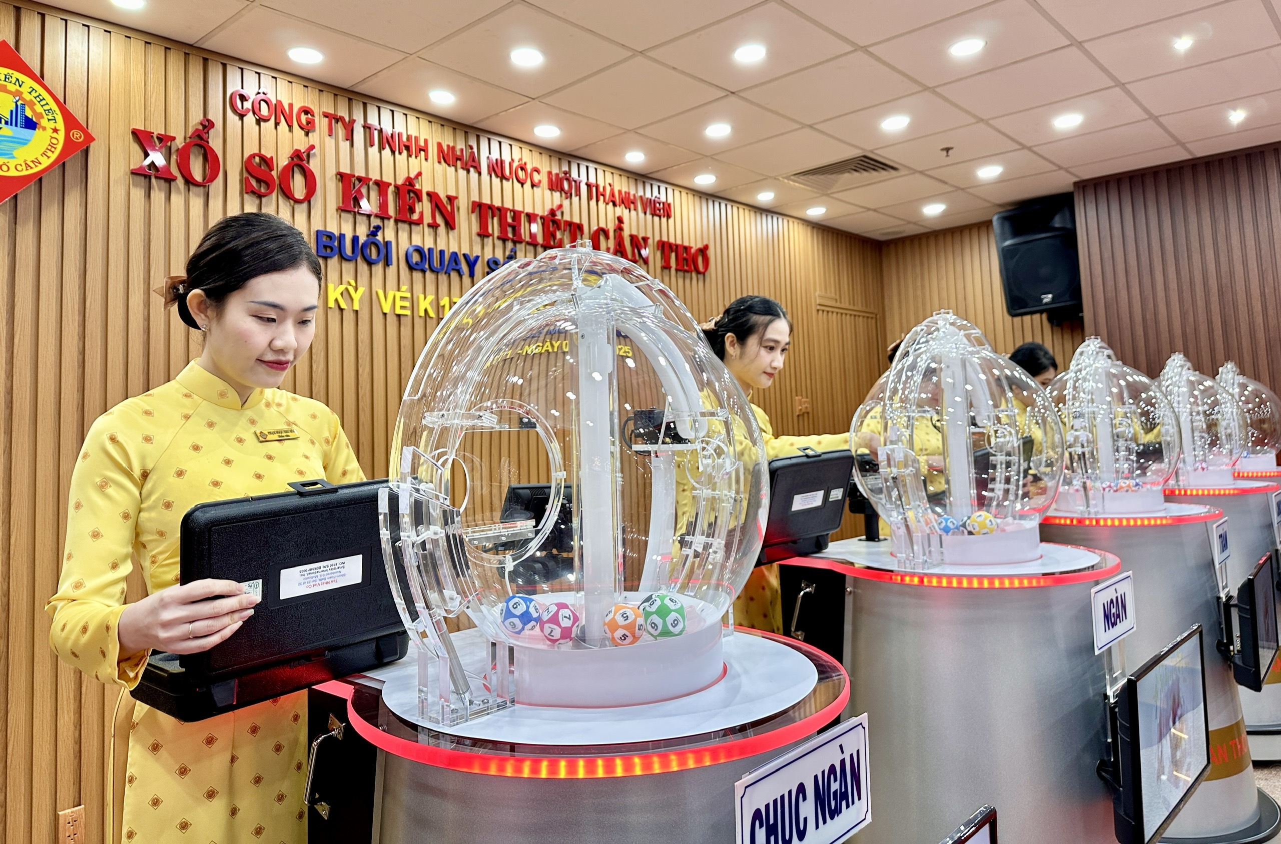 Xổ số kiến thiết Cần Thơ trả thưởng 486 vé trúng giải độc đắc- Ảnh 1. Xổ số kiến thiết Cần Thơ trả thưởng 486 vé trúng giải độc đắc- Ảnh 1.
