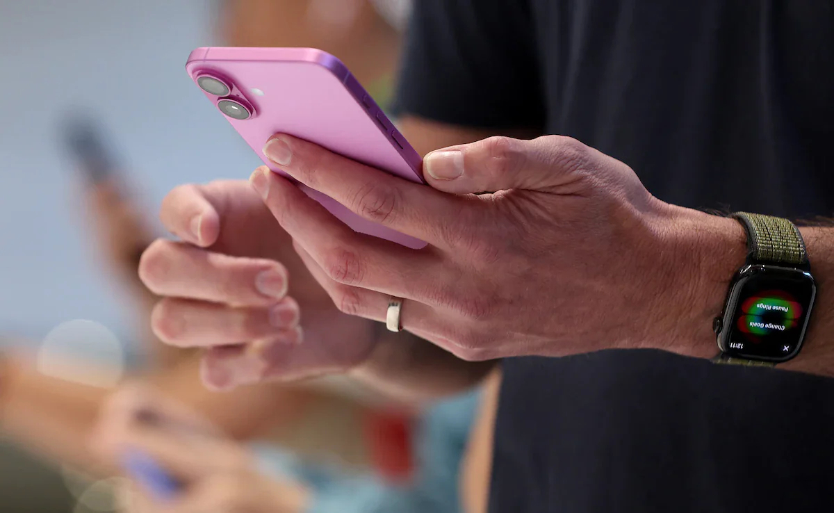 Apple đang 'cố tình' làm khó người dùng muốn mua iPhone 16? - Ảnh 1.