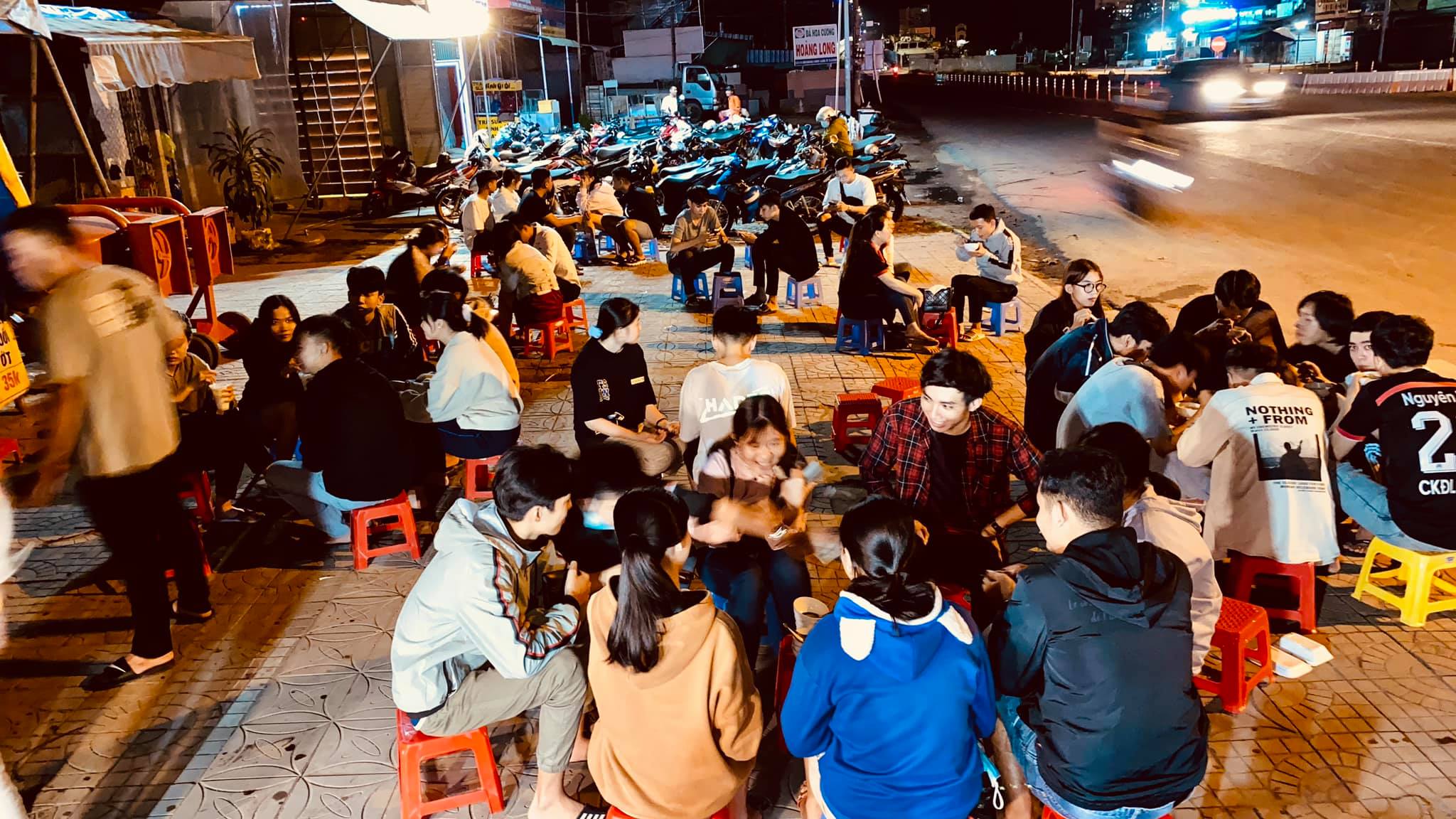 Món ngon mùi nhớ đất Tây Đô: Xe tàu hũ hơn 20 năm chỉ bán giữa khuya - Ảnh 3.