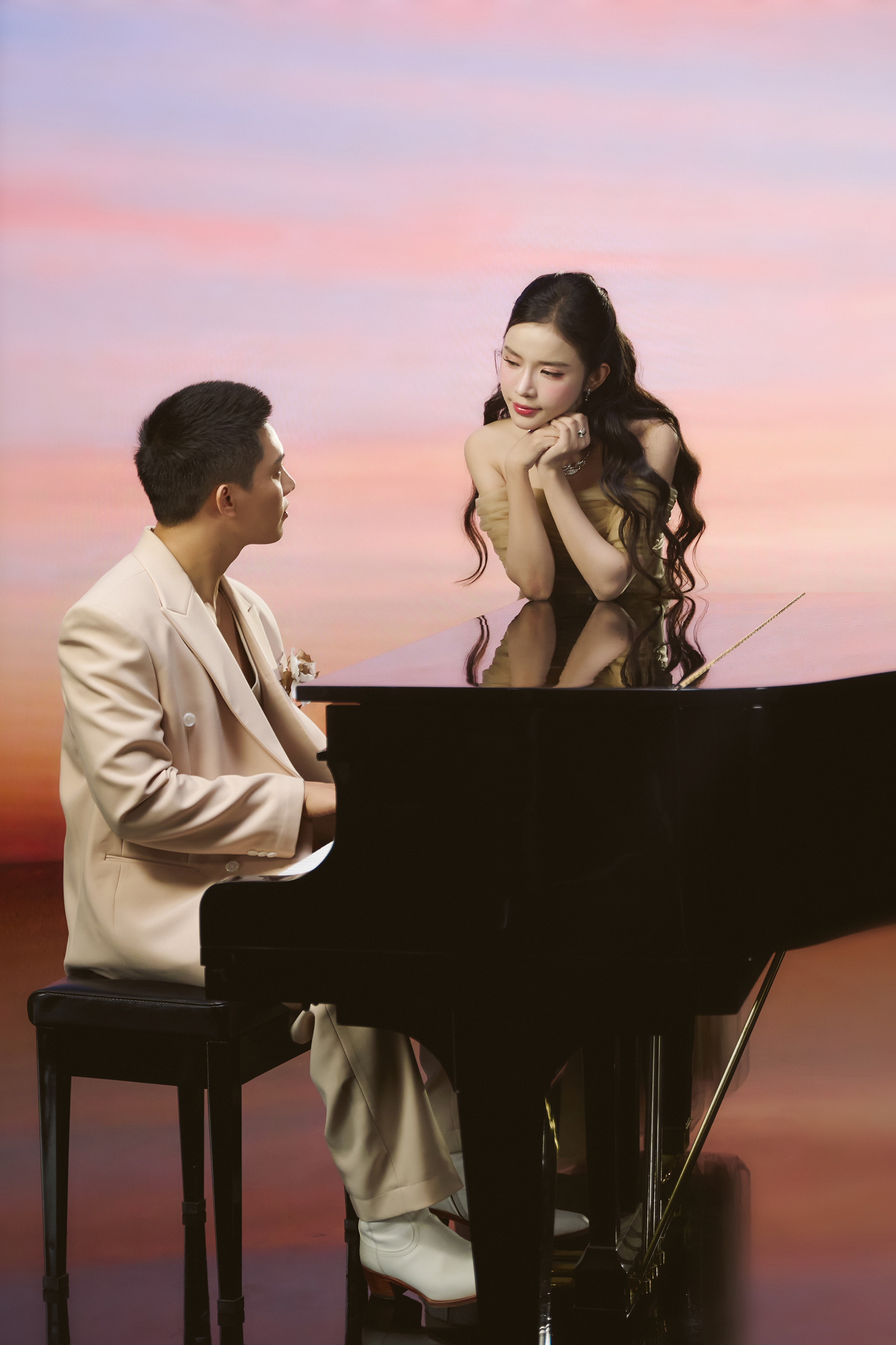Anh Tú cùng 'hàng xóm' LyLy thực hiện MV về đám cưới- Ảnh 2. Anh Tú cùng 'hàng xóm' LyLy thực hiện MV về đám cưới- Ảnh 2.