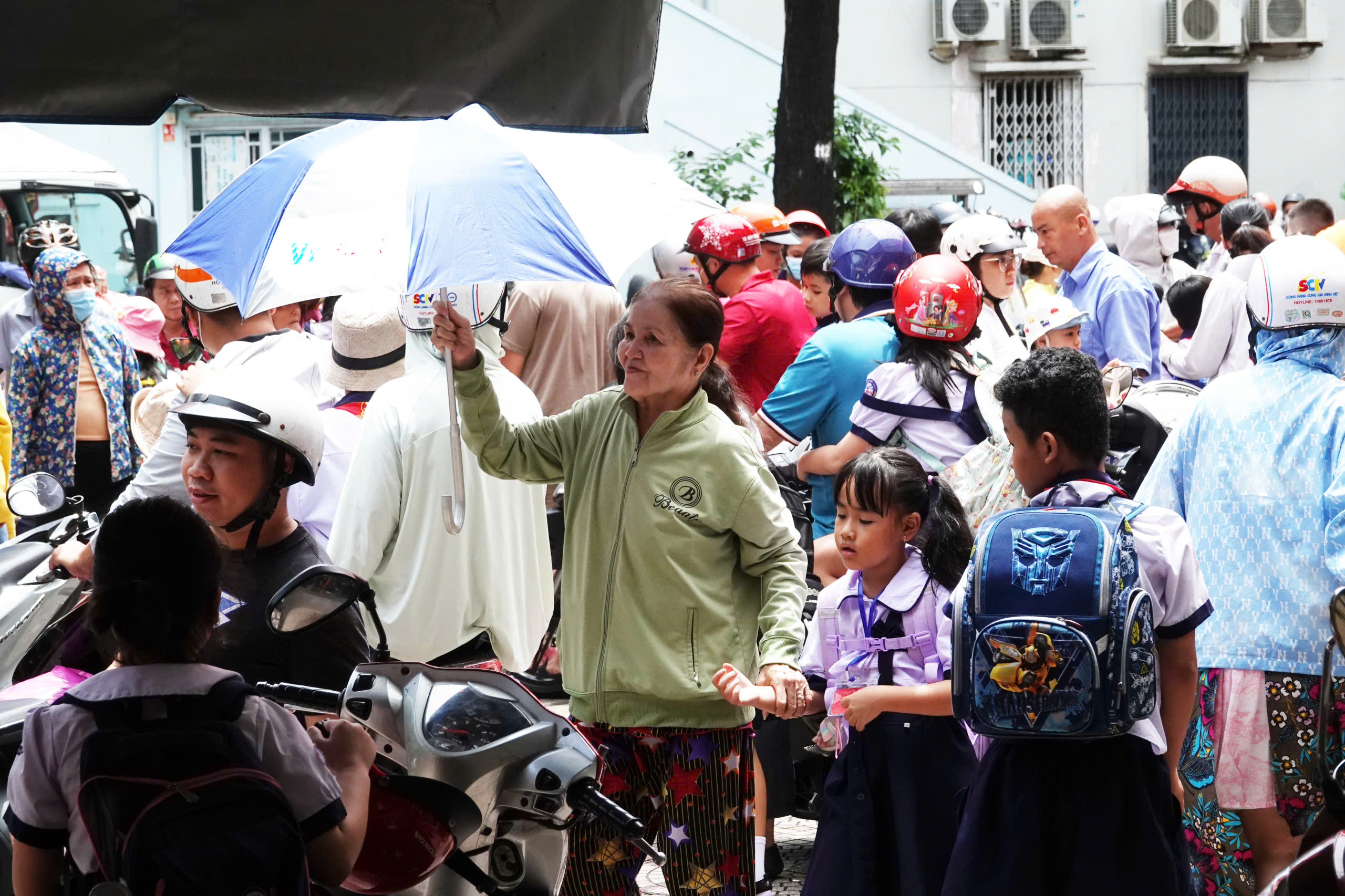 Phụ huynh bức xúc con học thứ bảy, trường đổi lại thời khóa biểu - Ảnh 1.