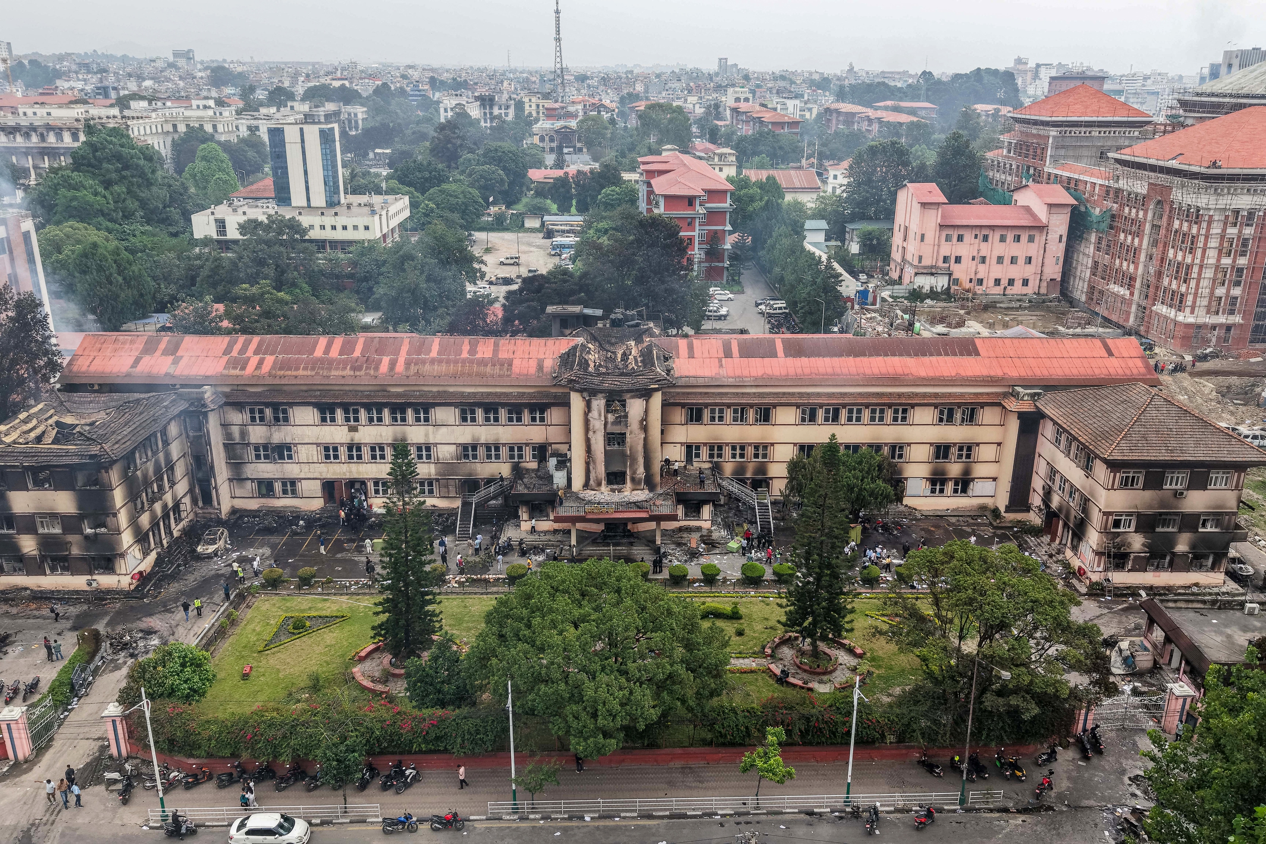 Quân đội Nepal áp đặt giới nghiêm, tái thiết lập trật tự - Ảnh 6.
