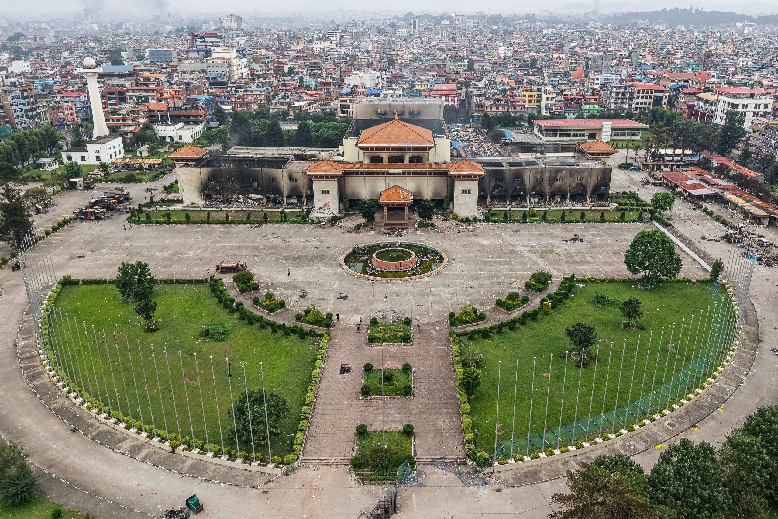 Quân đội Nepal áp đặt giới nghiêm, tái thiết lập trật tự - Ảnh 7.