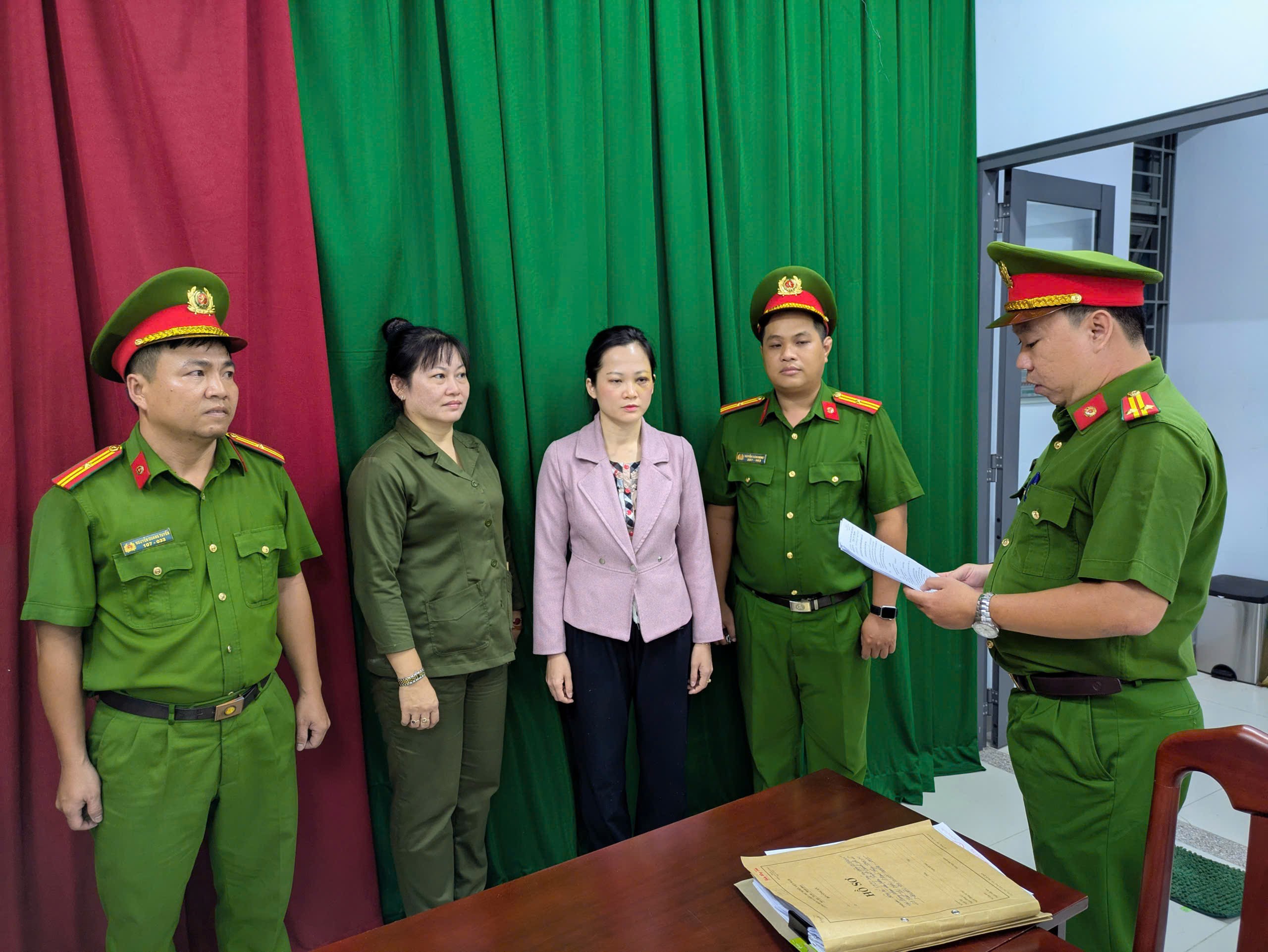 Công an TP.HCM tạm giữ hình sự bác sĩ nha khoa Tuyết Chinh đánh khách hàng- Ảnh 1. Công an TP.HCM tạm giữ hình sự bác sĩ nha khoa Tuyết Chinh đánh khách hàng- Ảnh 1.