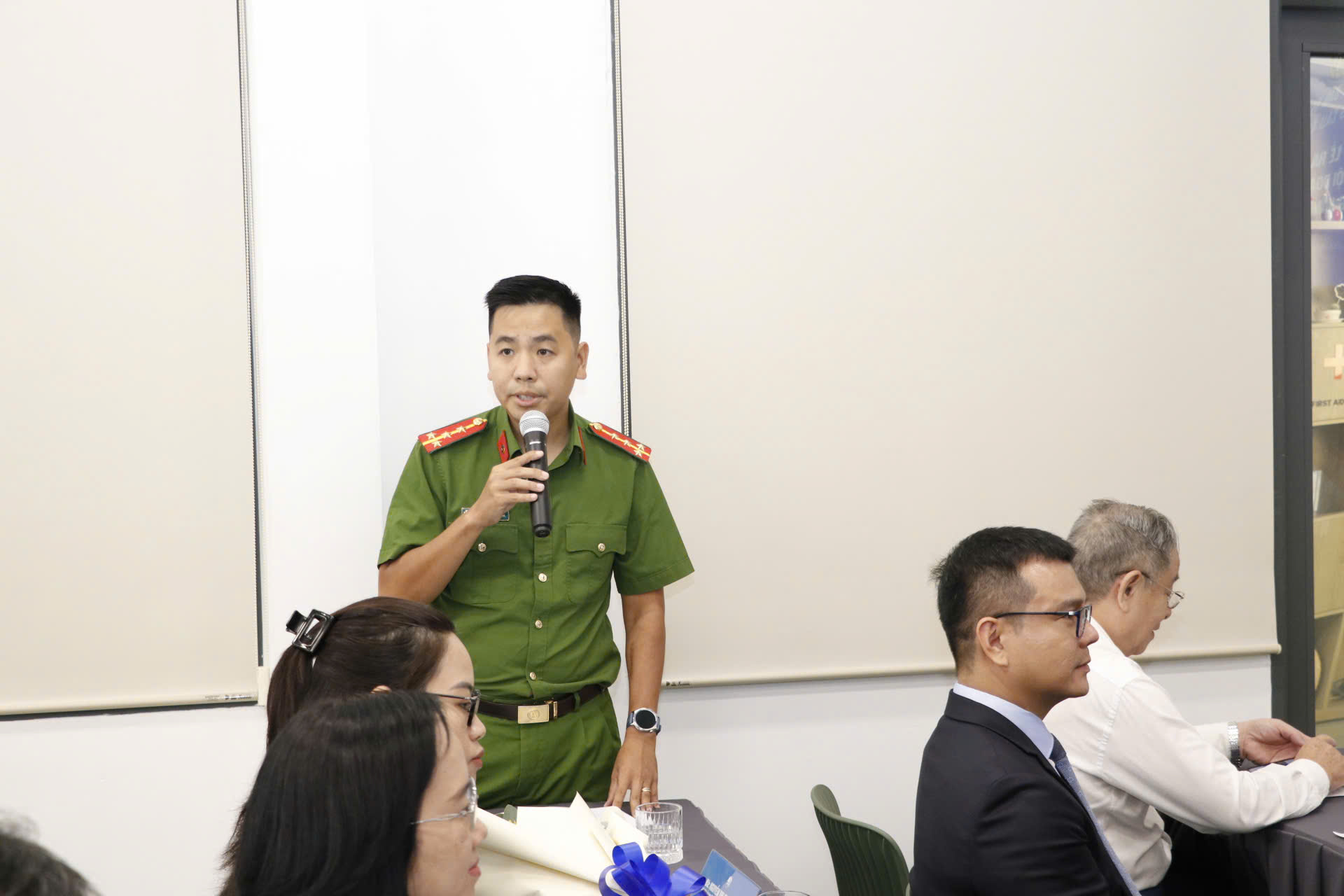 TP.HCM: Công an phường Cầu Ông Lãnh khai thác hơn 400 camera xử lý chèo kéo khách- Ảnh 1.