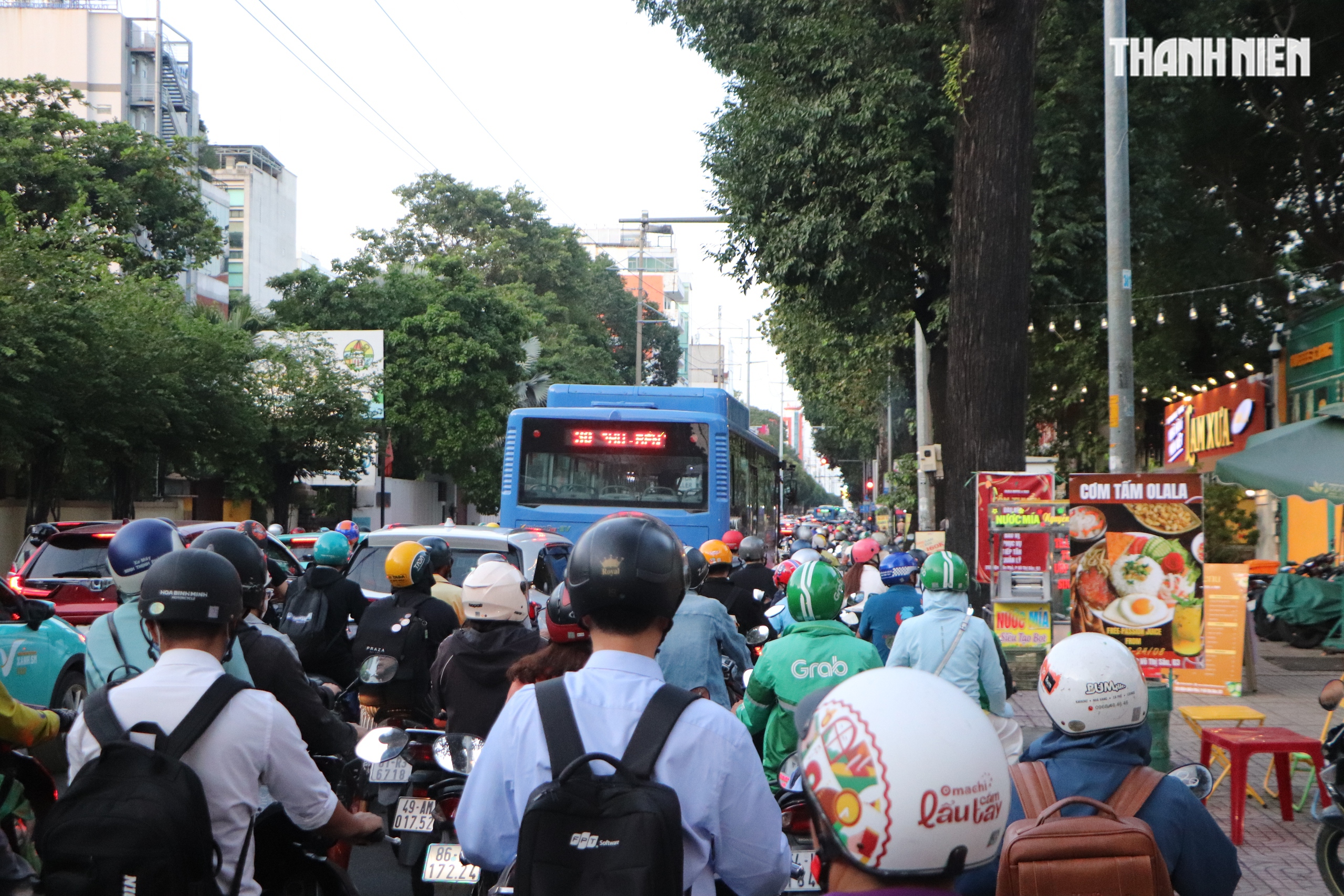 Lo ngại đường hẹp, chi phí lớn - Xe buýt TP.HCM có cần làn riêng?, Kỳ 1 - Ảnh 1.