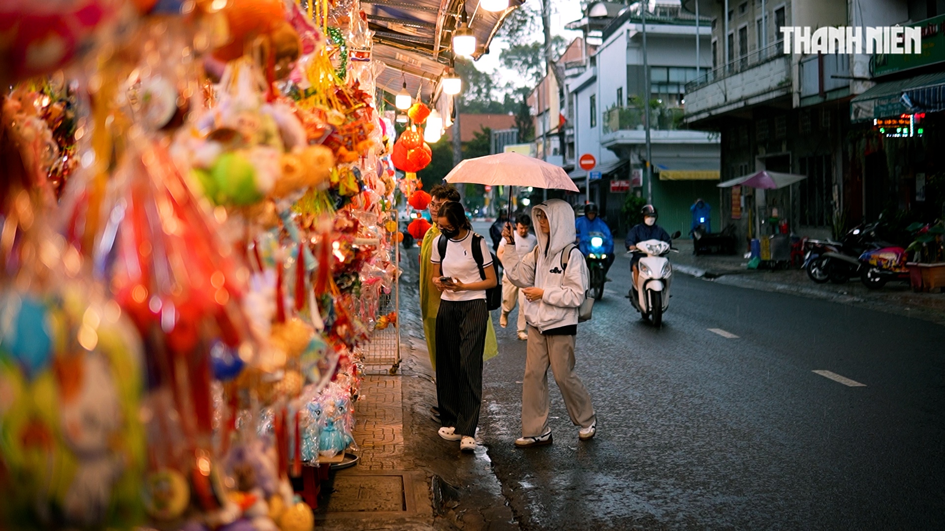 Phố lồng đèn Lương Nhữ Học rực rỡ đón Trung thu, tiểu thương than ế hơn mọi - Ảnh 5.