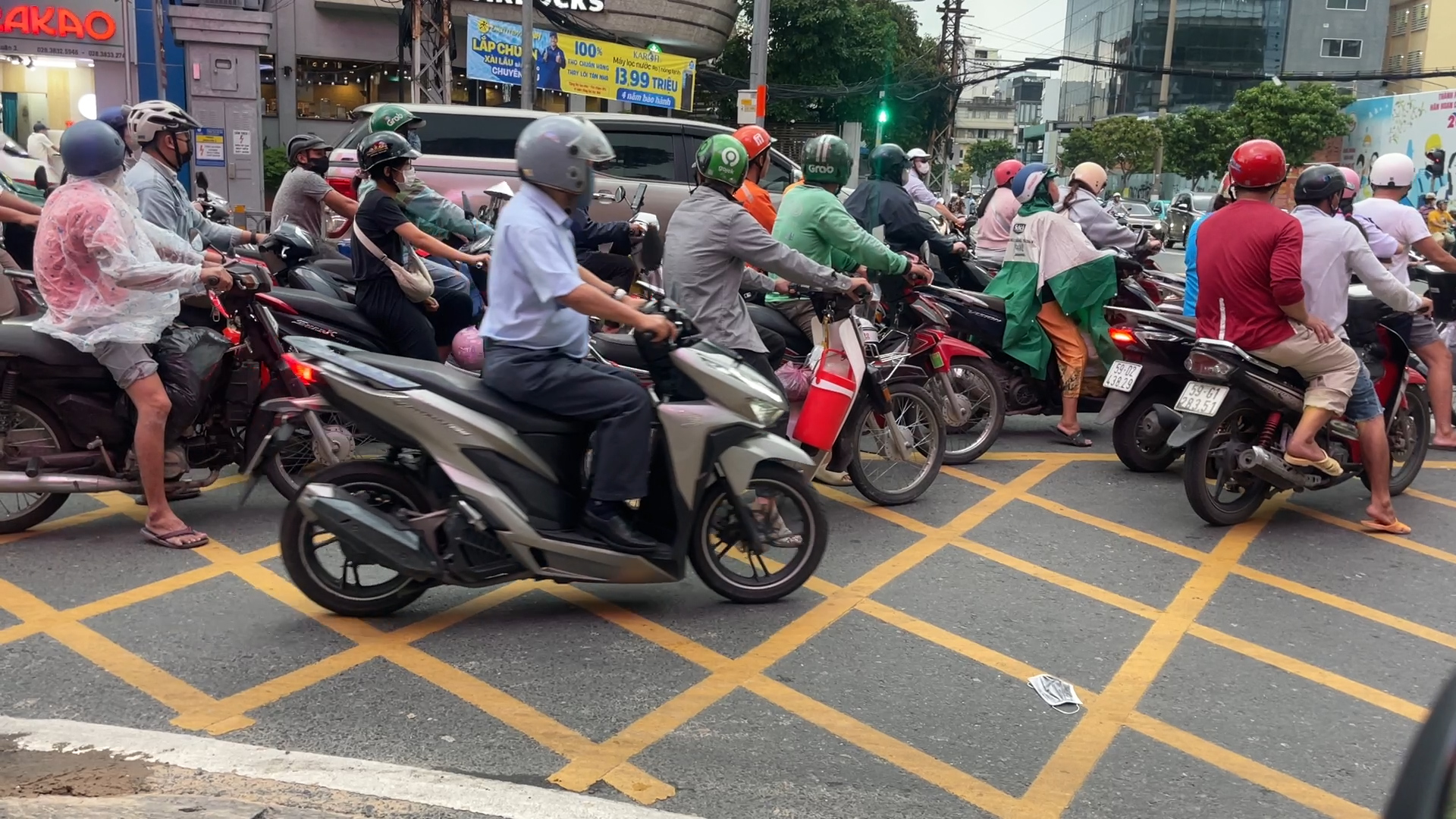 Vi phạm giao thông nhan nhản trong dòng xe chạy mưa giờ tan tầm ở TP.HCM- Ảnh 3. Vi phạm giao thông nhan nhản trong dòng xe chạy mưa giờ tan tầm ở TP.HCM- Ảnh 3.