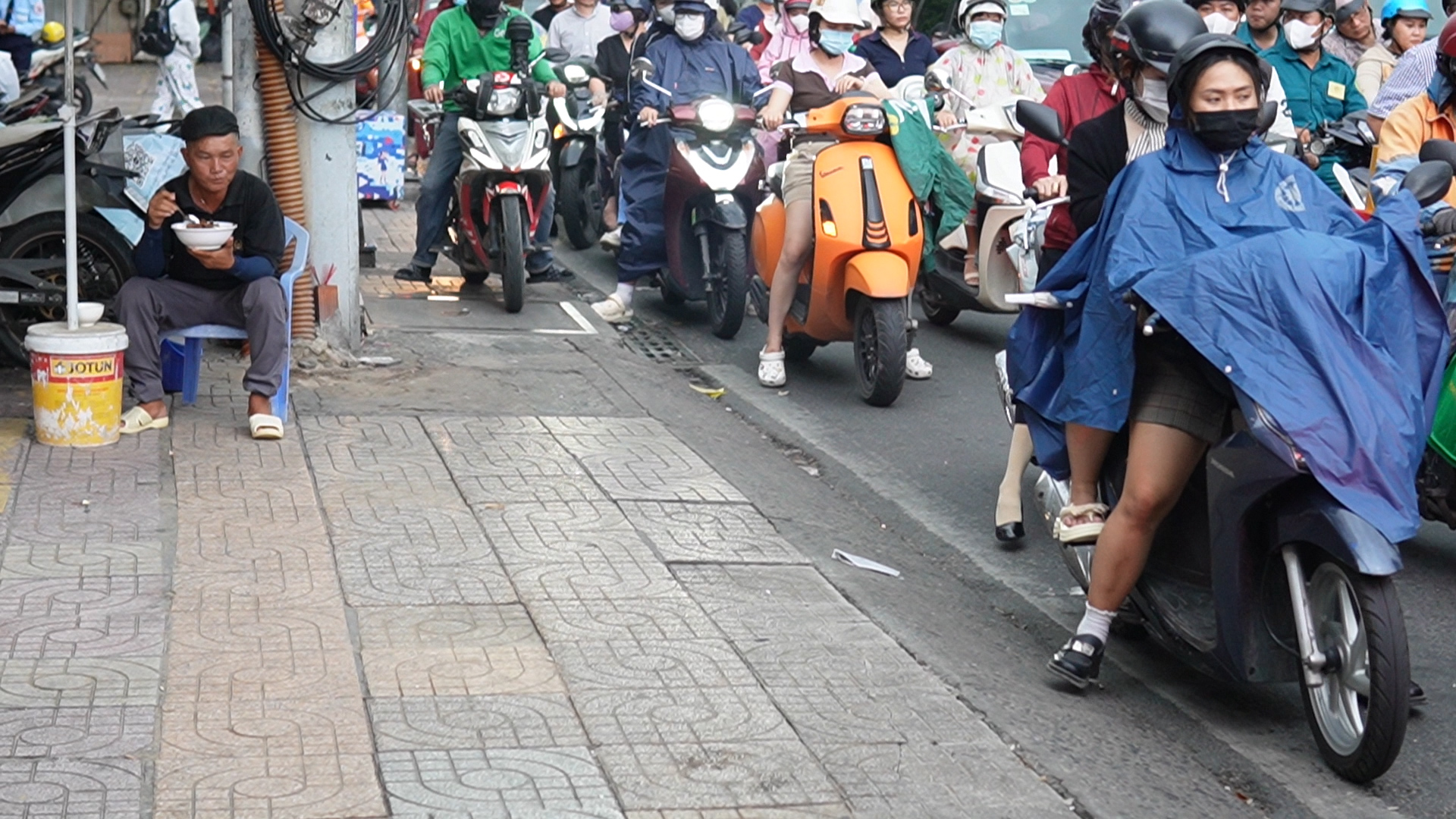 Vi phạm giao thông nhan nhản trong dòng xe chạy mưa giờ tan tầm ở TP.HCM- Ảnh 2. Vi phạm giao thông nhan nhản trong dòng xe chạy mưa giờ tan tầm ở TP.HCM- Ảnh 2.