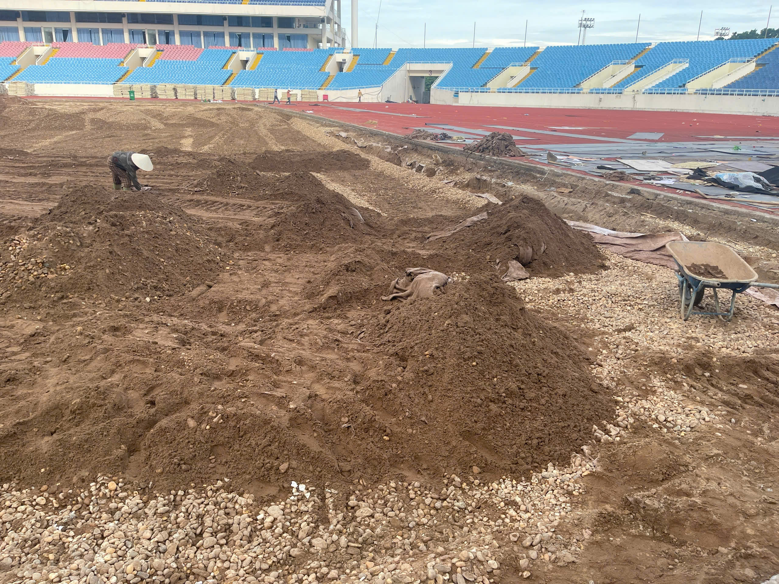 تم منح ملعب ماي دينه 10 مليار دونج لتجديده بالكامل: الصرف الأول هو ... - الصورة 2. Mặt sân Mỹ Đình được cấp 10 tỉ đồng làm mới hoàn toàn: Giải ngân đợt 1 là…- Ảnh 2.