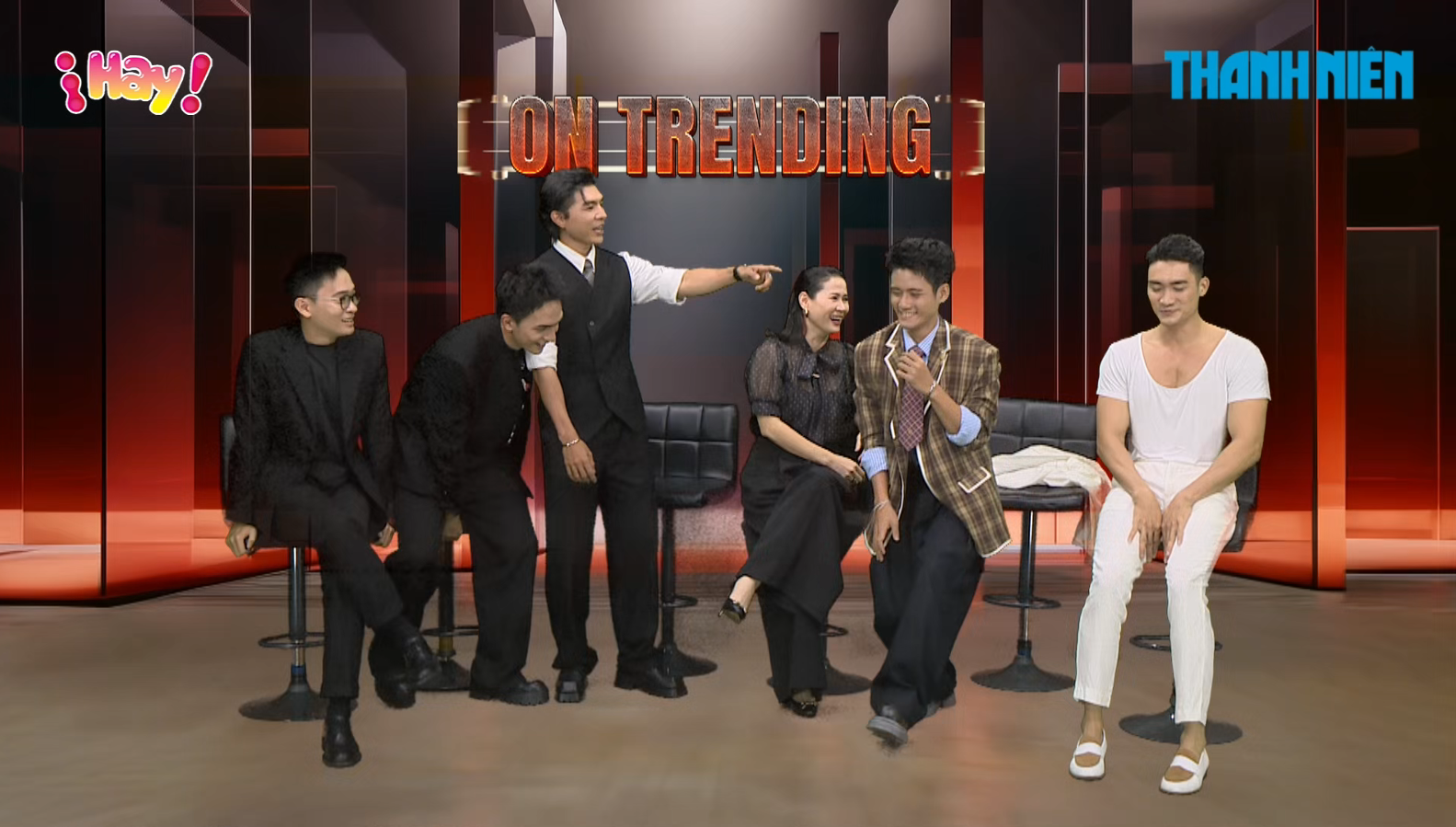 Lương Gia Huy khiến dàn sao Mưa đỏ 'ngại ngùng' vì hành động này - Ảnh 1.