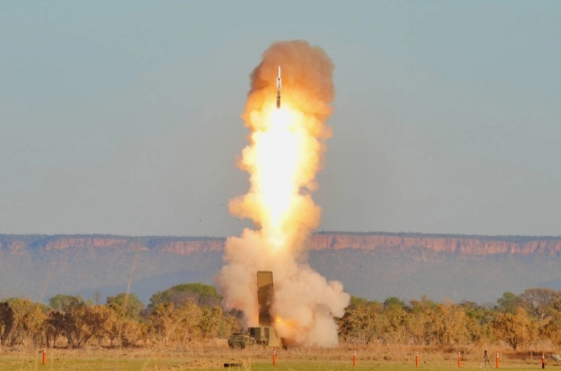 Quân đội Mỹ lần đầu đưa tên lửa tiên tiến nhất đến Nhật Bản - Ảnh 1.