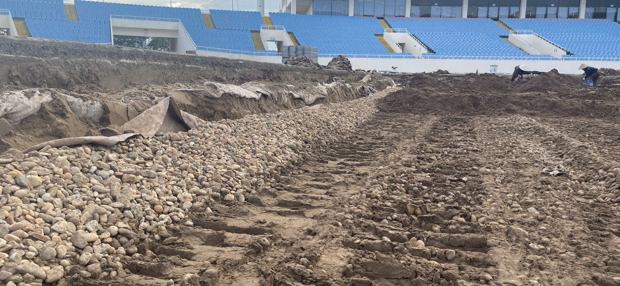 تم منح ملعب ماي دينه 10 مليار دونج لتجديده بالكامل: الصرف الأول هو ... - صورة 5. Mặt sân Mỹ Đình được cấp 10 tỉ đồng làm mới hoàn toàn: Giải ngân đợt 1 là…- Ảnh 5.