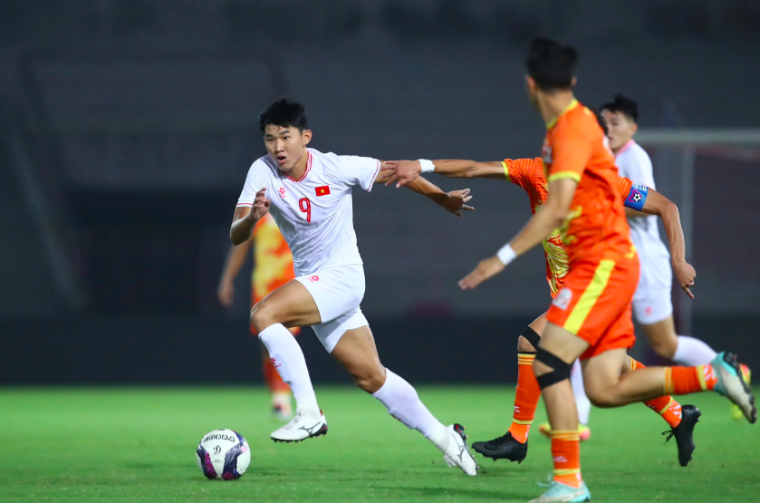 U.23 វៀតណាមនឹងកាន់តែខ្លាំង ដោយសារកត្តាដែលមិននឹកស្មានដល់នោះគឺ… - រូបថត ២. U.23 Việt Nam sẽ mạnh hơn nữa nhờ những nhân tố ít ai ngờ tới, đó là…
- Ảnh 2.