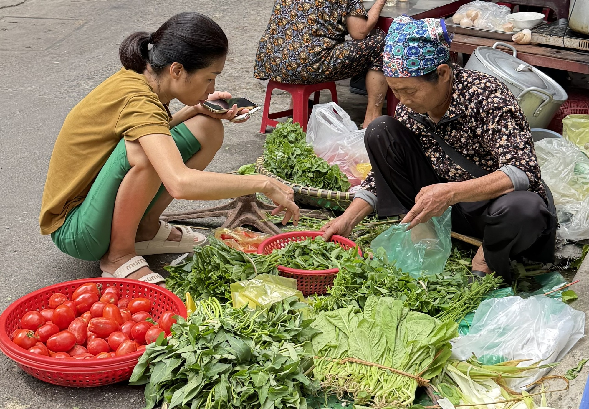 Giá rau xanh tăng 'chóng mặt' - Ảnh 2.