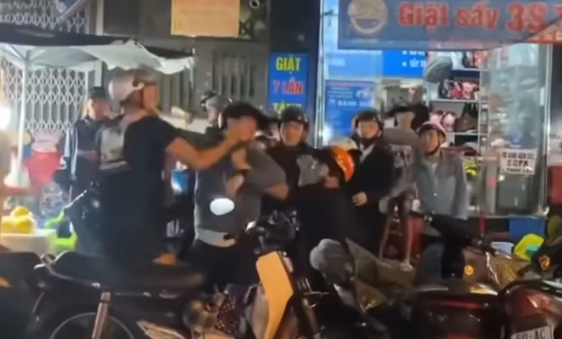 Nhóm người giật đồ cúng cô hồn dẫn đến xô xát: Xử lý nghiêm - Ảnh 1.