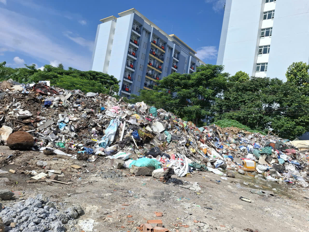 Bãi rác ngay khu lưu trú công nhân