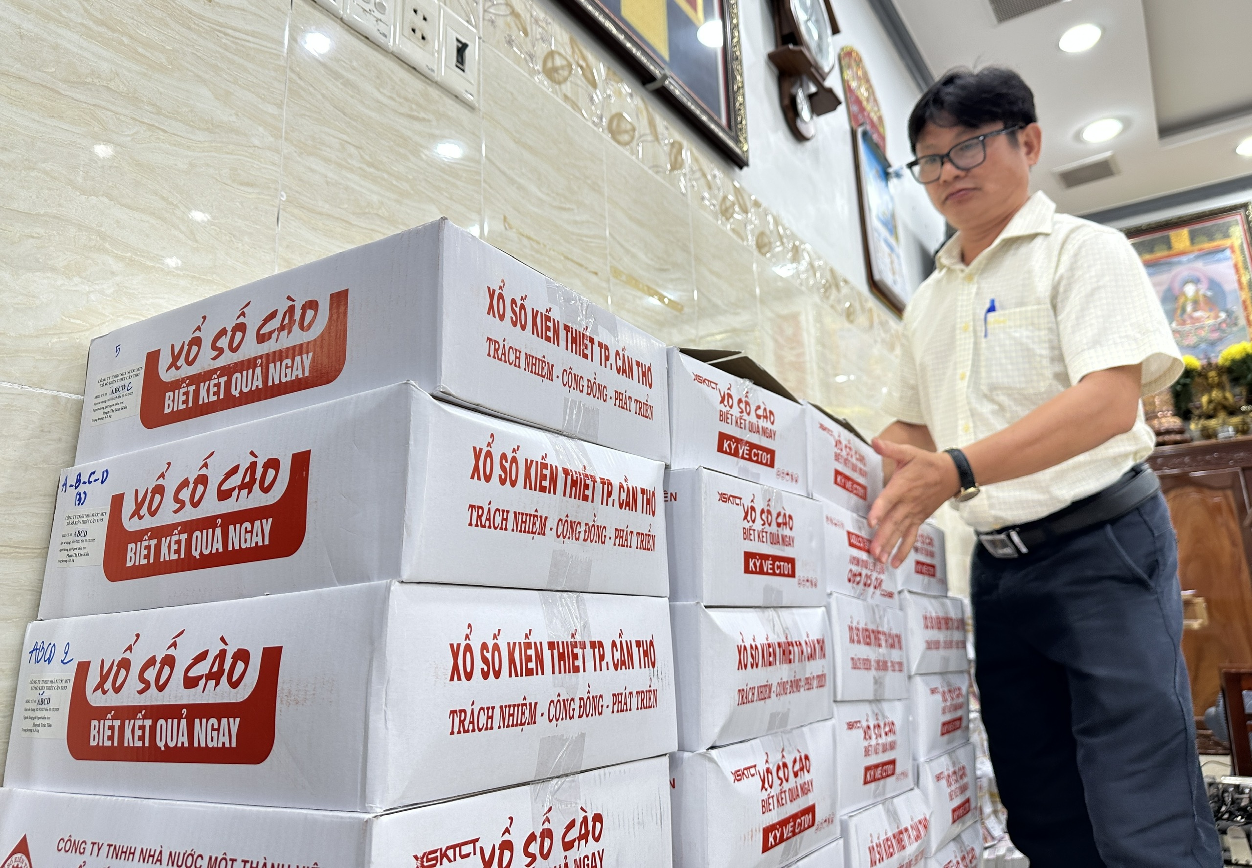 Mua vé số 'cào chơi', người đàn ông Đồng Tháp bất ngờ trúng độc đắc- Ảnh 2. Mua vé số 'cào chơi', người đàn ông Đồng Tháp bất ngờ trúng độc đắc- Ảnh 2.