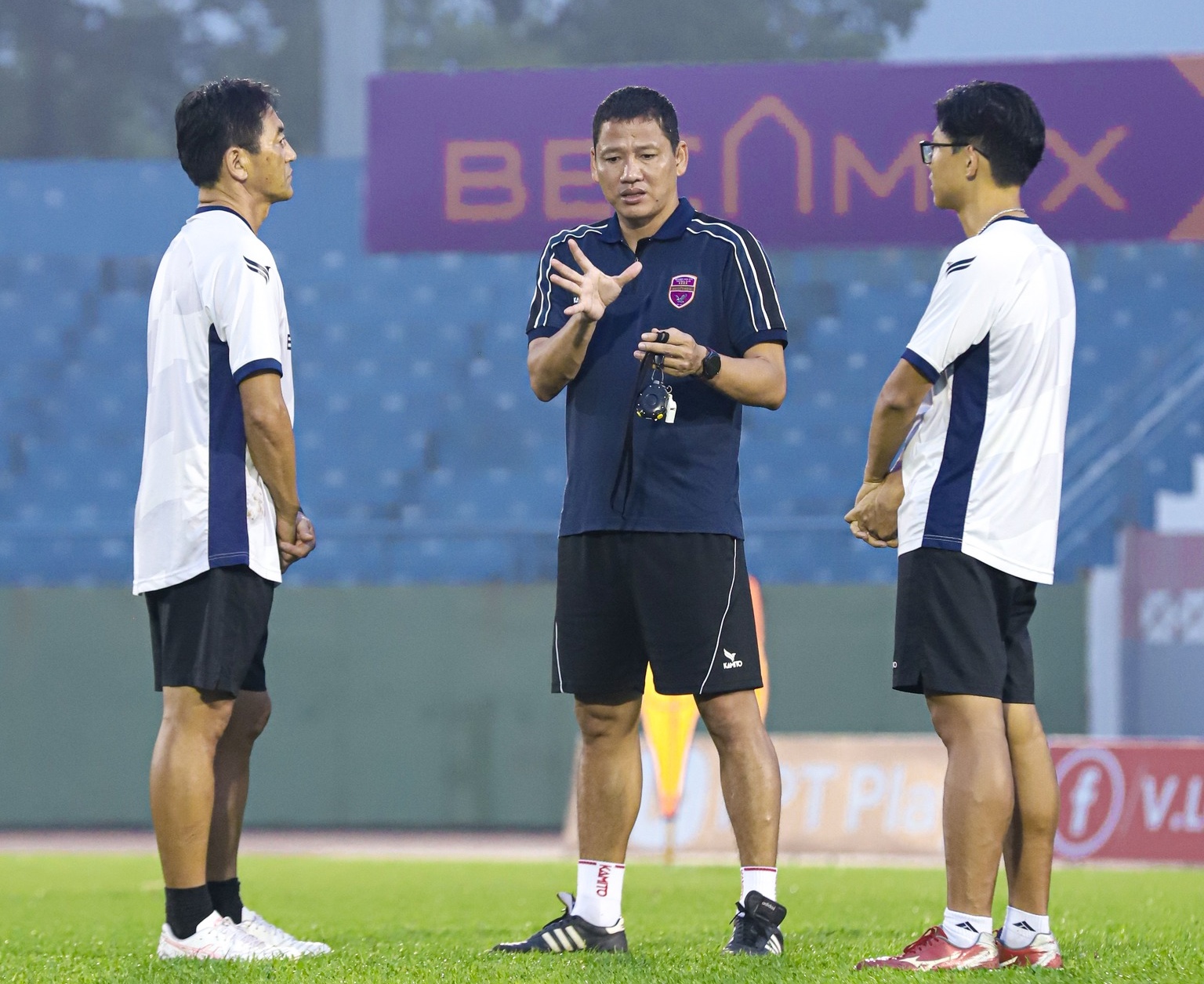 خبر تکان دهنده برای آقای کیم: وی هائو به تمرینات بازگشت اما از لیگ V کنار گذاشته شد، از ترس اینکه بازیهای SEA را از دست بدهد؟ - عکس ۴. Tin sốc cho ông Kim: Vĩ Hào tập lại nhưng bị gạch tên khỏi V-League, sợ lỡ SEA Games?- Ảnh 4.