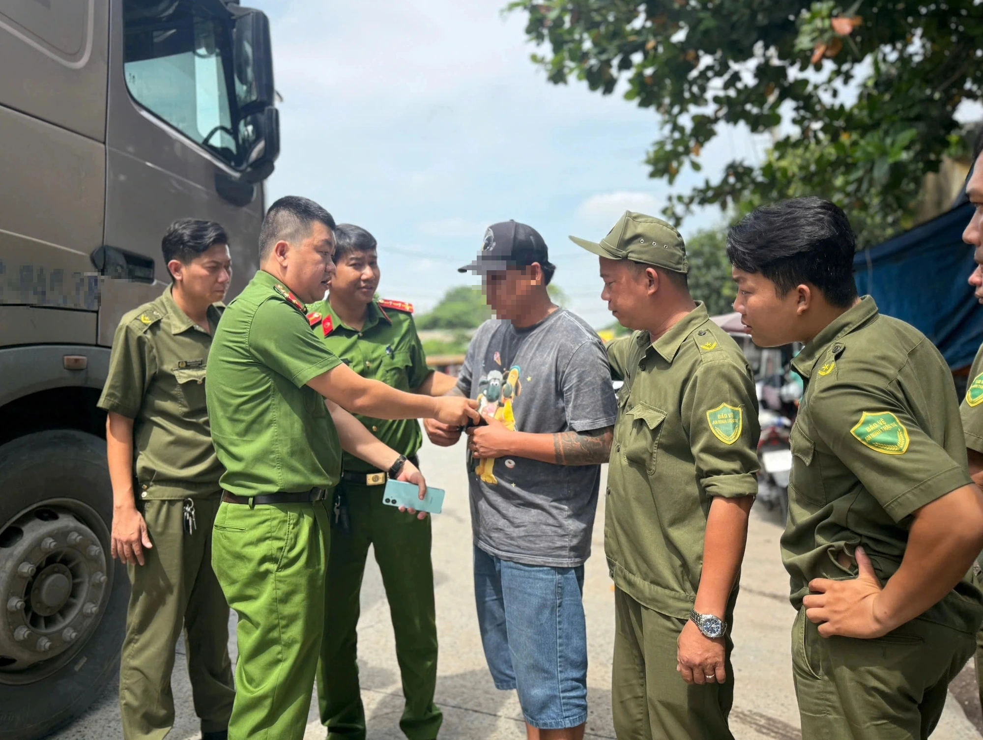 Công an phường Thủ Đức tổng kiểm tra cảng, phát hiện tài xế dương tính ma túy - Ảnh 1.