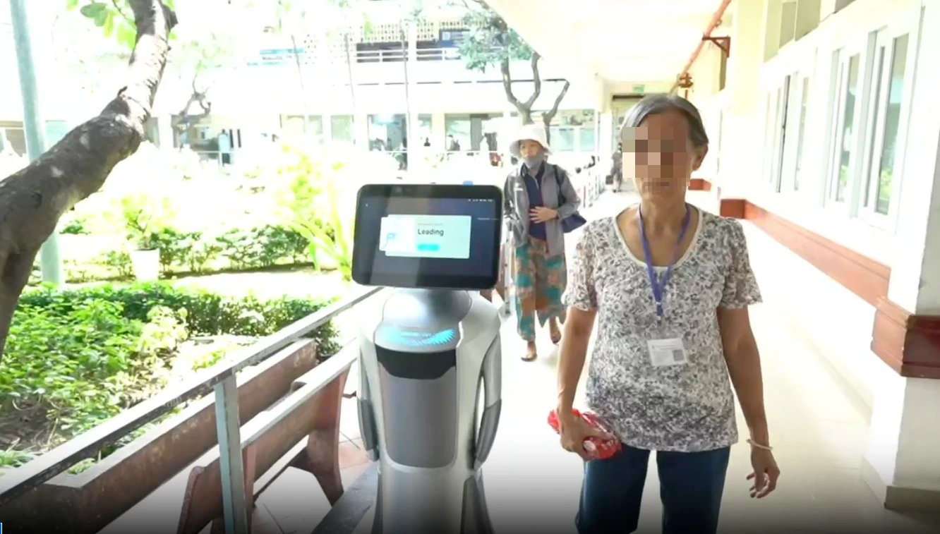 TP.HCM: Bệnh viện đưa robot dẫn đường, hướng dẫn quy trình, 'pha trò' với người bệnh - Ảnh 2.