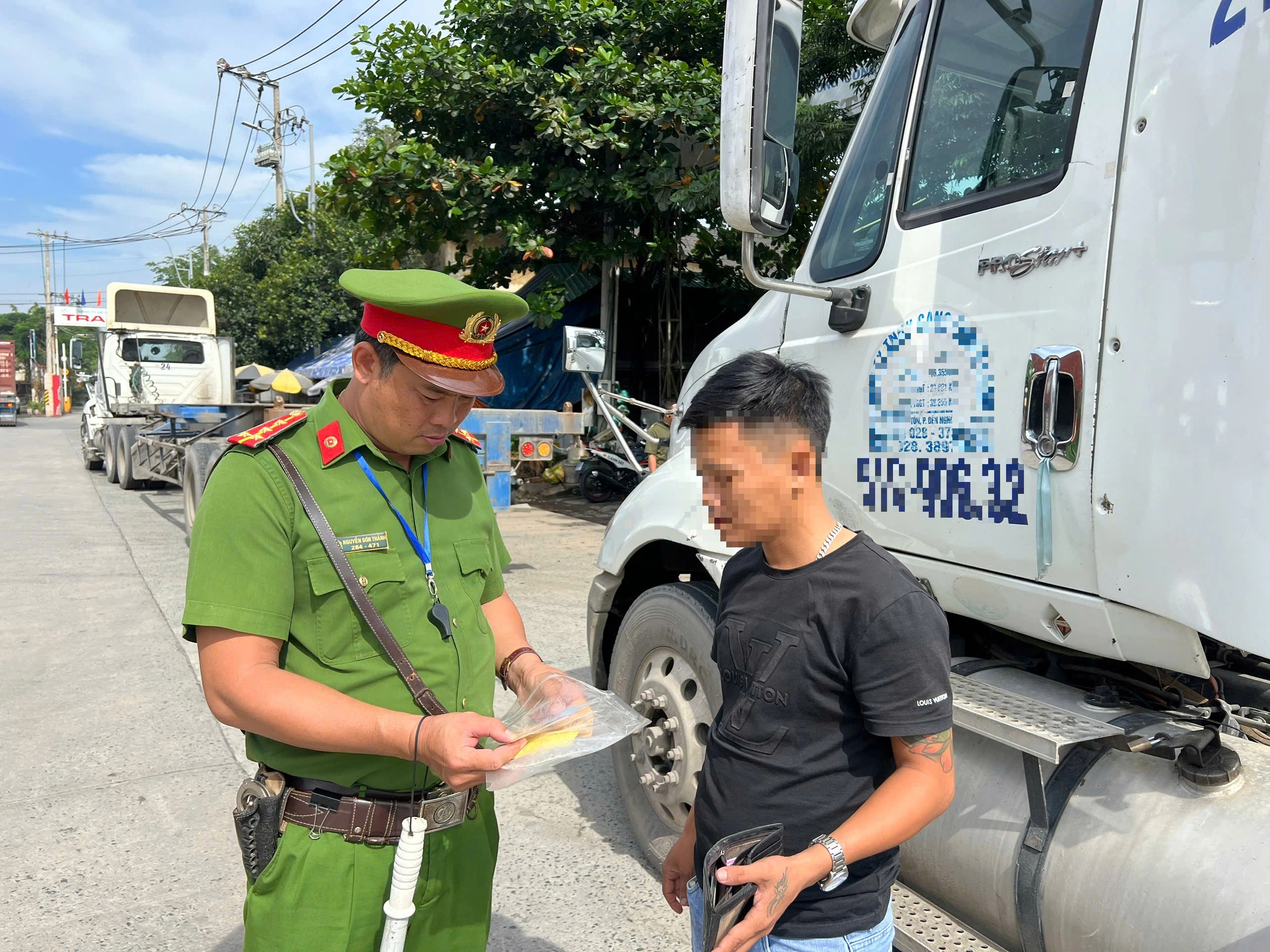 Công an phường Thủ Đức tổng kiểm tra cảng, phát hiện tài xế dương tính ma túy - Ảnh 2.