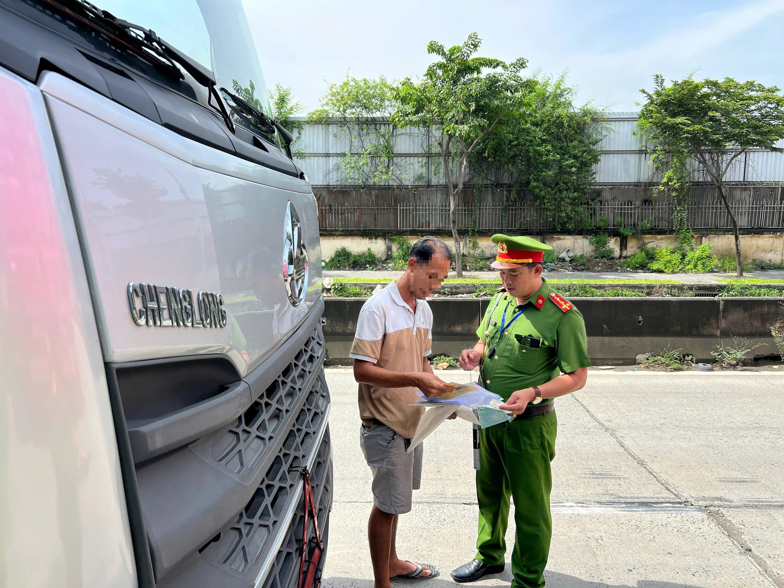 Công an phường Thủ Đức tổng kiểm tra cảng, phát hiện tài xế dương tính ma túy - Ảnh 4.