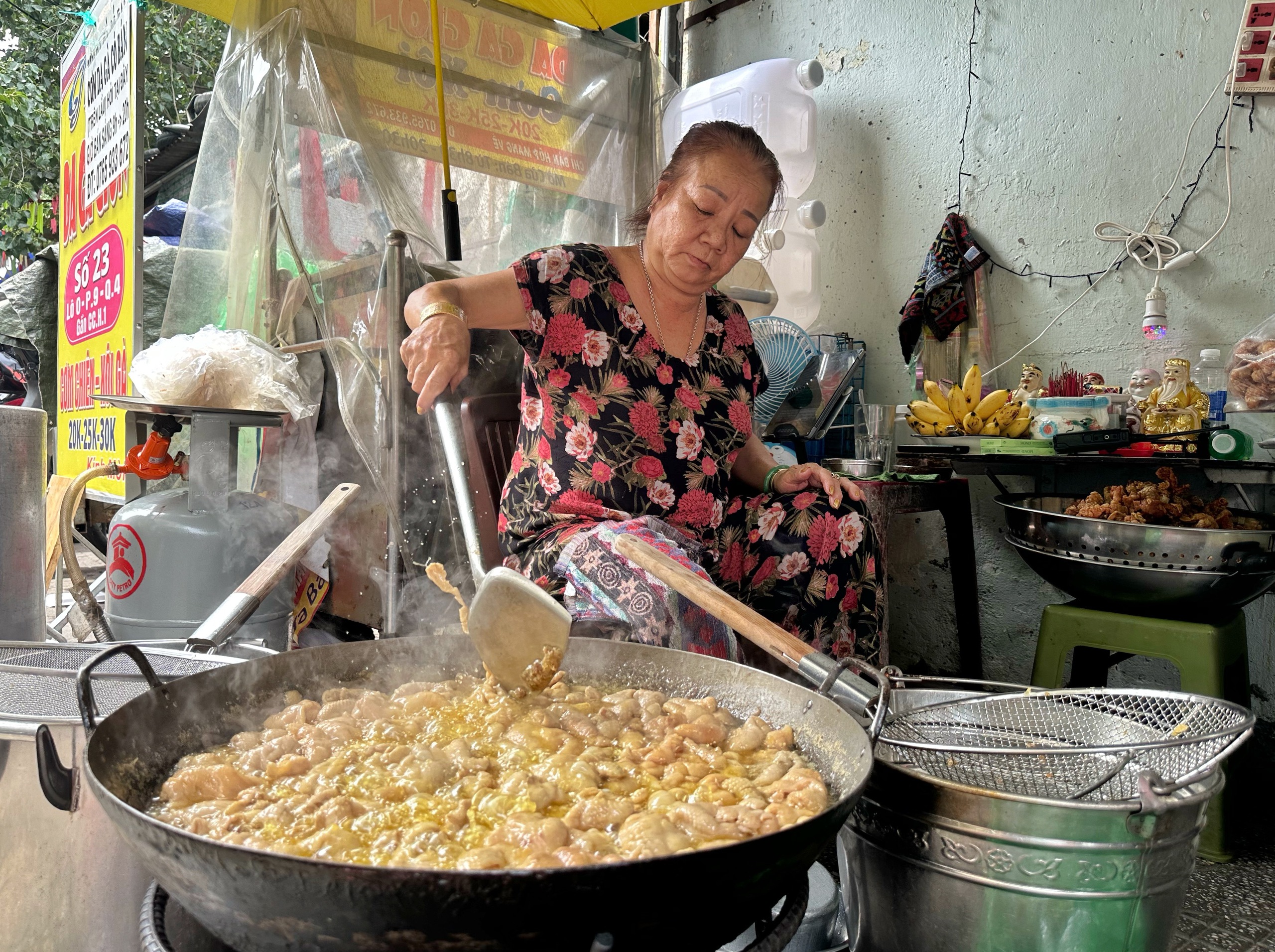 Độc lạ cơm gà thả dây ở TP.HCM: Bà chủ... không ăn món mình nấu, vì sao? - Ảnh 6.