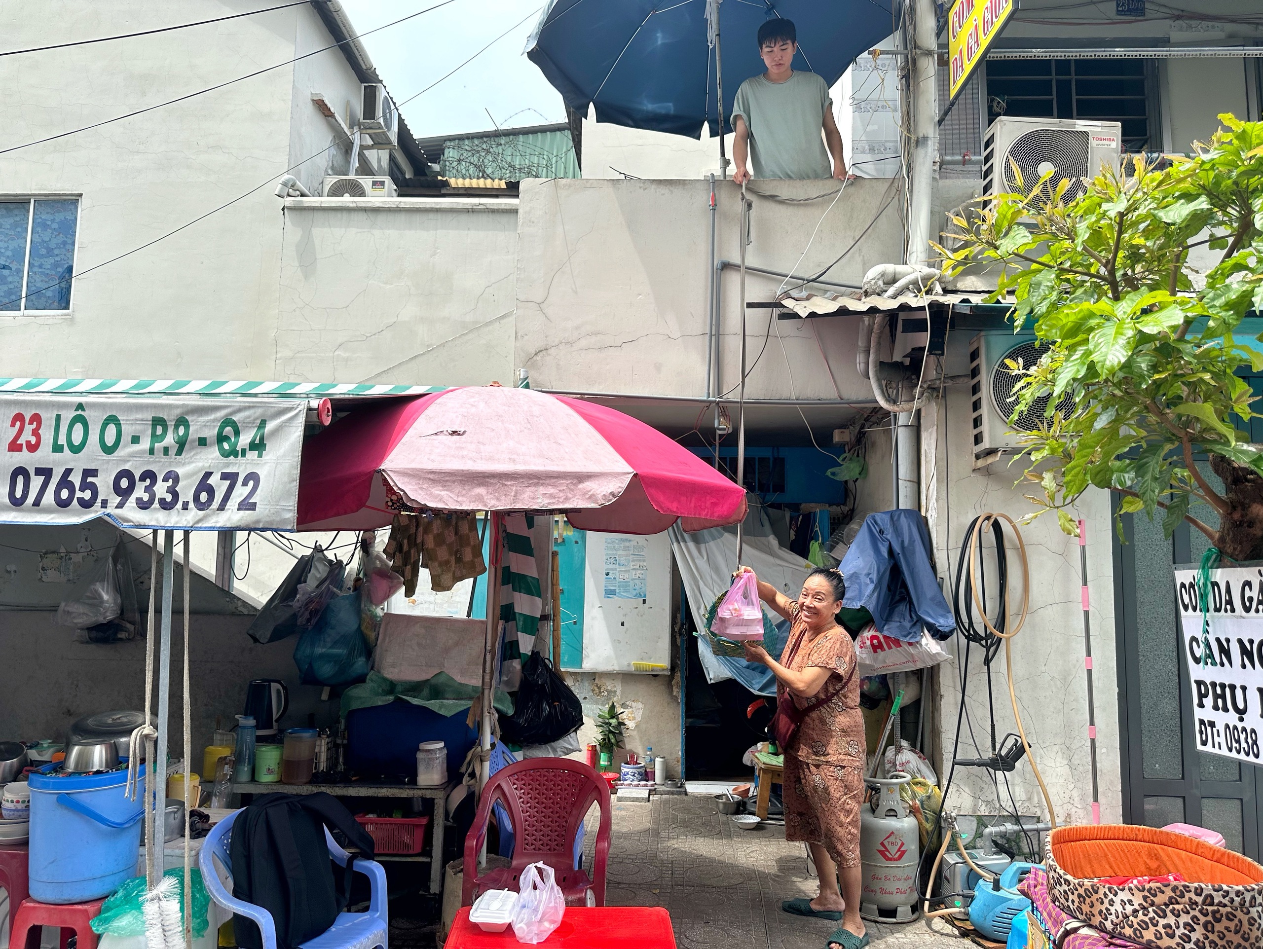 Độc lạ cơm gà thả dây ở TP.HCM: Bà chủ... không ăn món mình nấu, vì sao? - Ảnh 1.