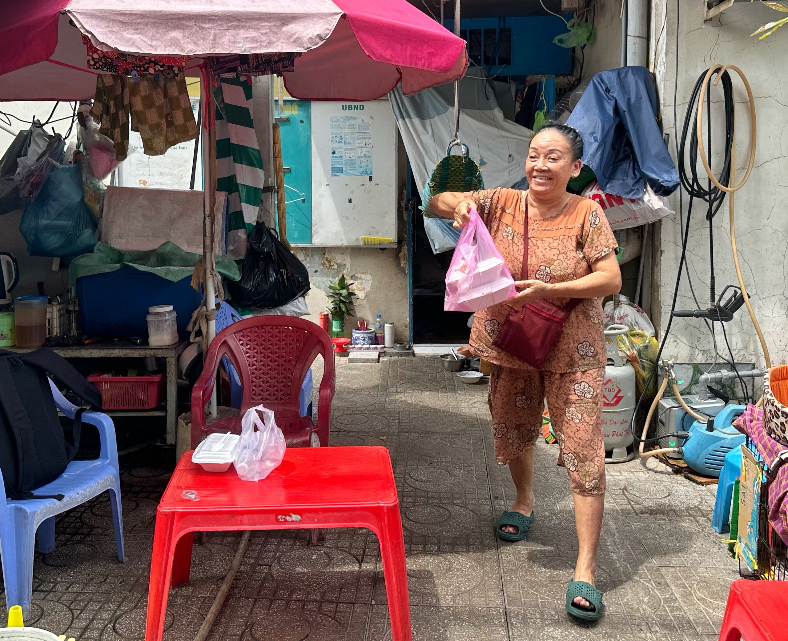 Độc lạ cơm gà thả dây ở TP.HCM: Bà chủ... không ăn món mình nấu, vì sao? - Ảnh 4.