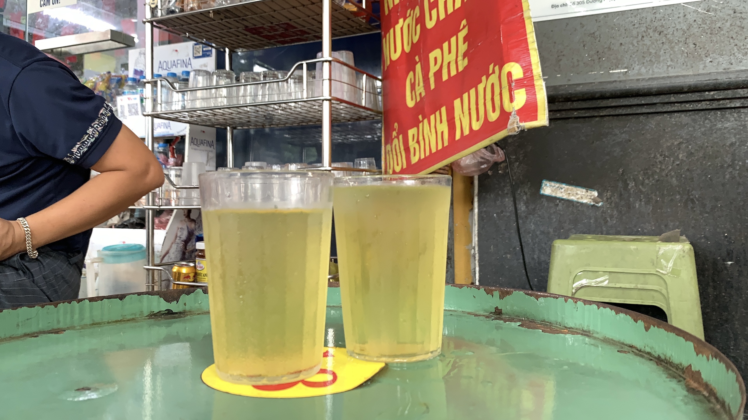 Trà đá, mớ rau ‘rủ nhau’ tăng giá