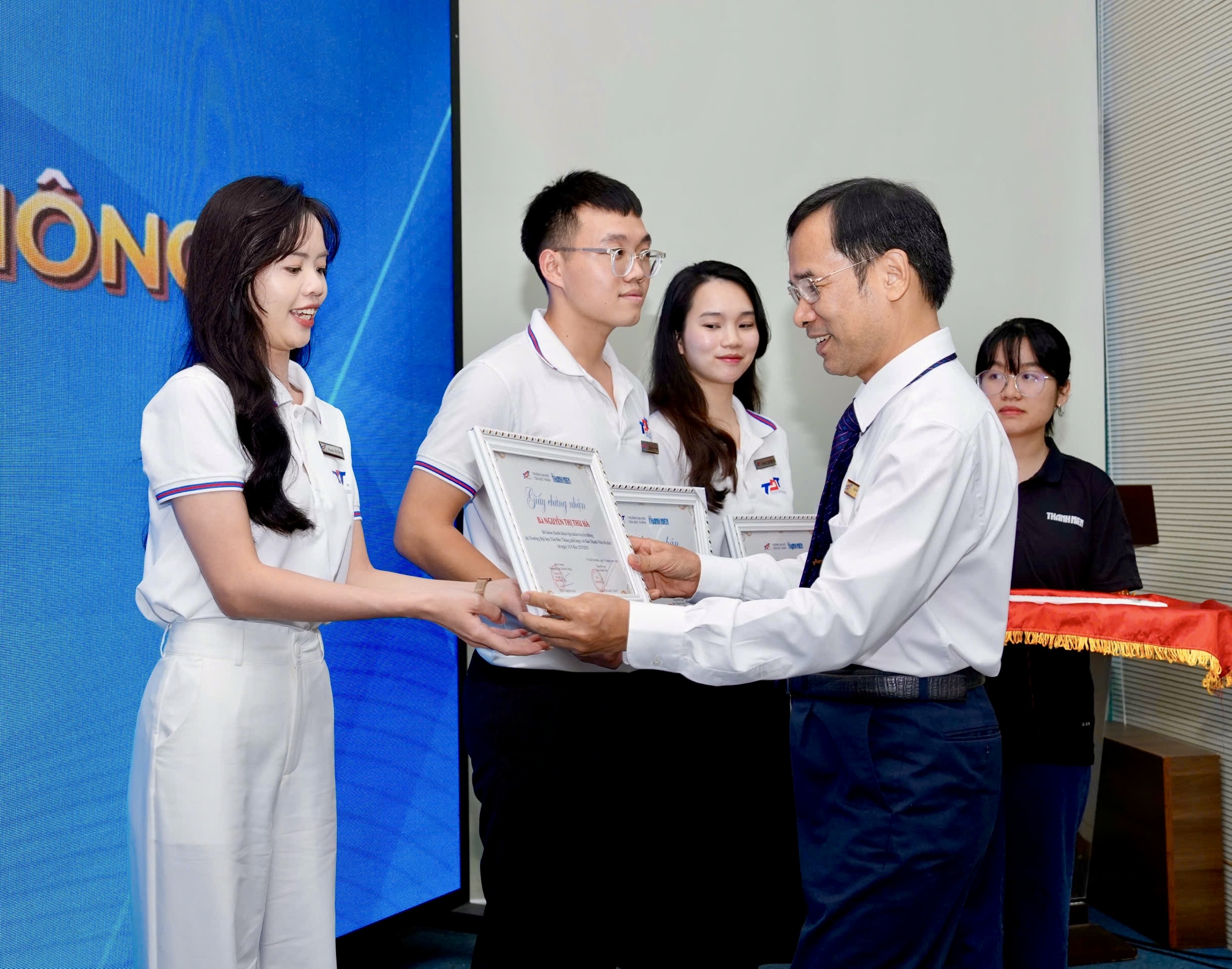 Hơn 60 viên chức Trường ĐH Tôn Đức Thắng được trao chứng nhận của Báo Thanh Niên - Ảnh 4.