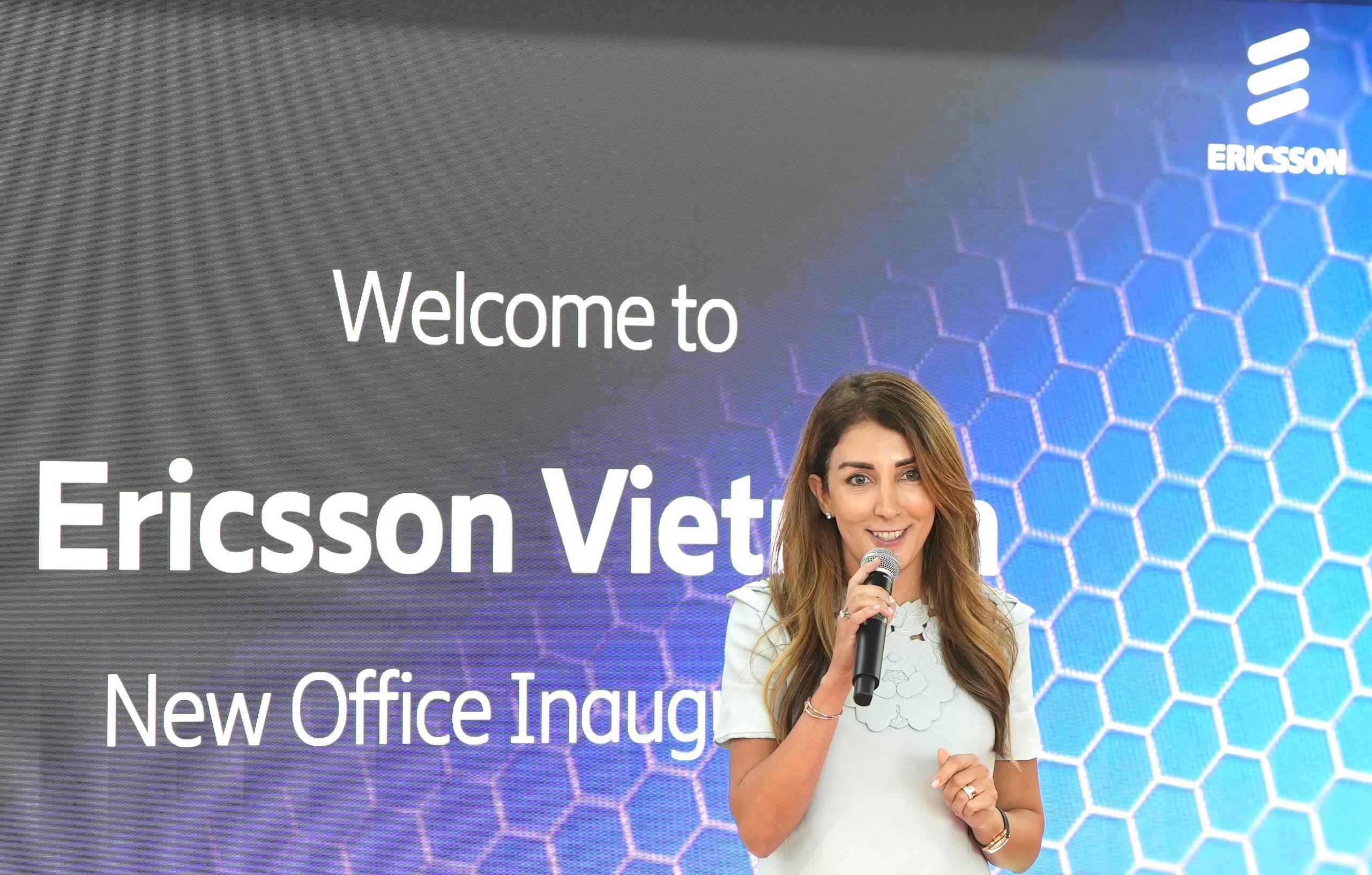 Ericsson khai trương văn phòng dùng mạng 5G thay Wi-Fi tại Hà Nội - Ảnh 1. Ericsson khai trương văn phòng dùng mạng 5G nội bộ thay Wi-Fi tại Hà Nội - Ảnh 1.