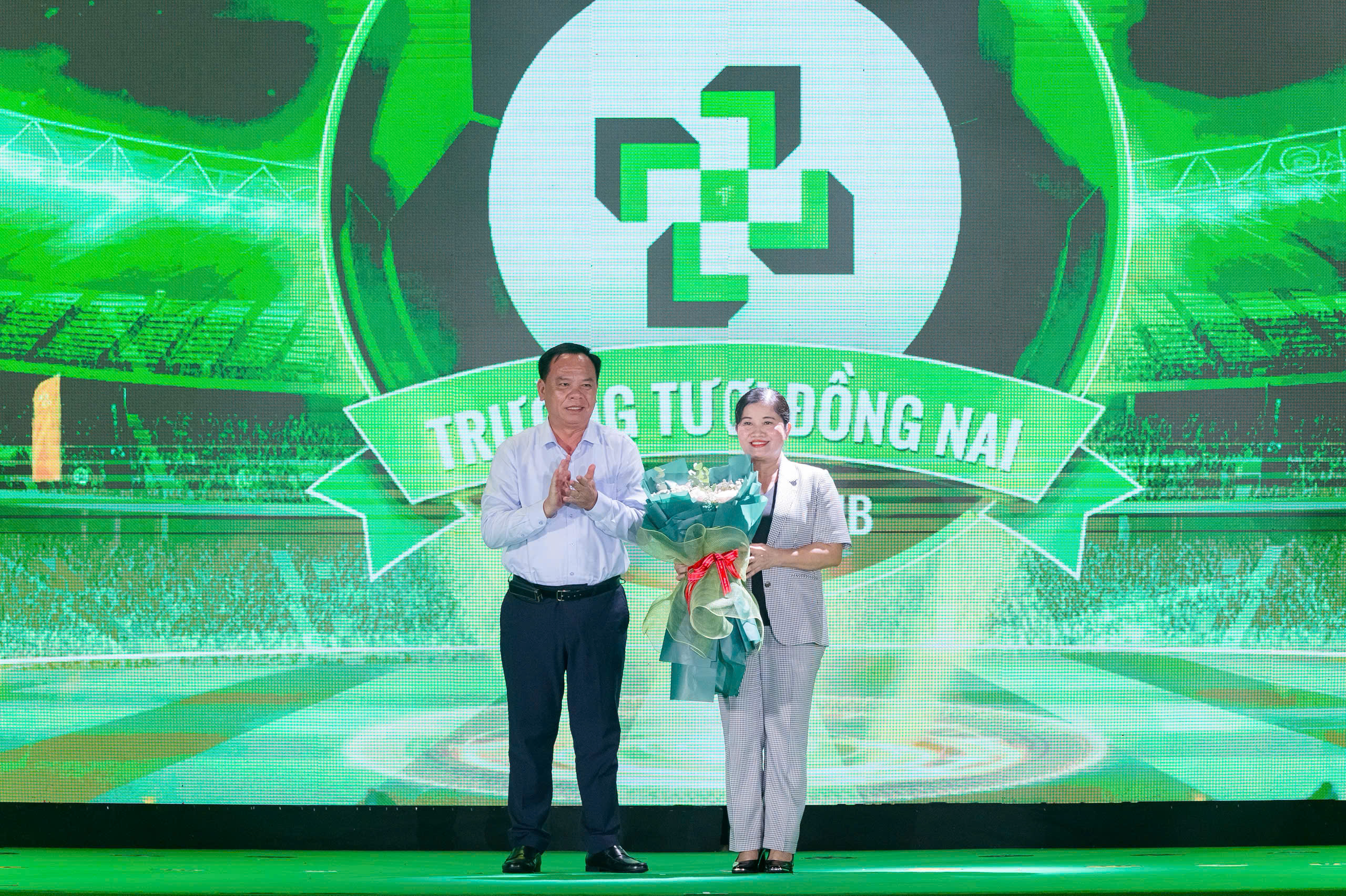Cong Phuong dan rakan sepasukannya memberi penghormatan kepada para syuhada heroik sebelum musim baharu - Foto 4. Công Phượng cùng đồng đội tri ân các anh hùng liệt sĩ trước mùa giải mới- Ảnh 4.