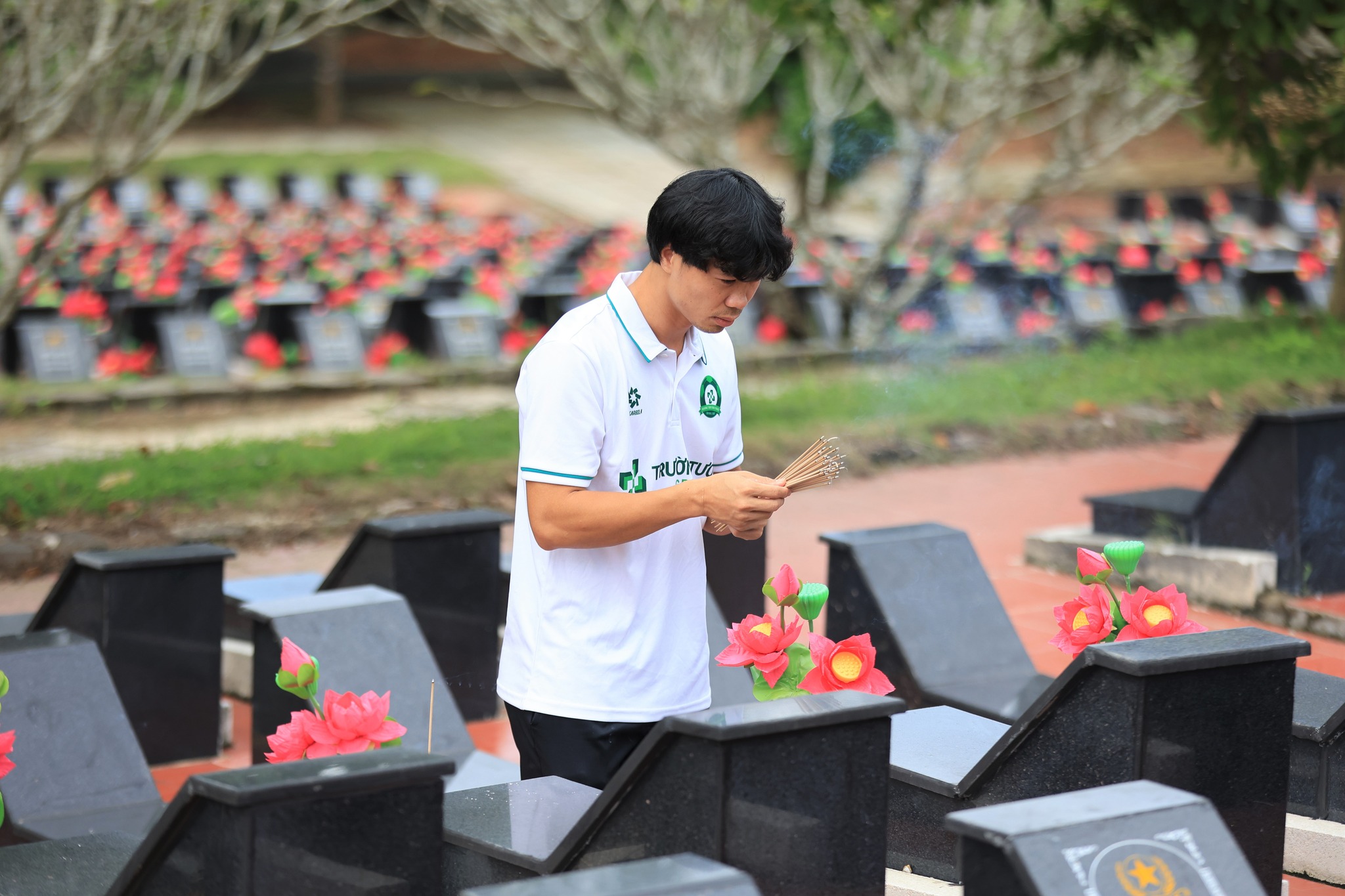 Cong Phuong dan rakan sepasukannya memberi penghormatan kepada para syuhada heroik sebelum musim baharu - Foto 3. Công Phượng cùng đồng đội tri ân các anh hùng liệt sĩ trước mùa giải mới- Ảnh 3.