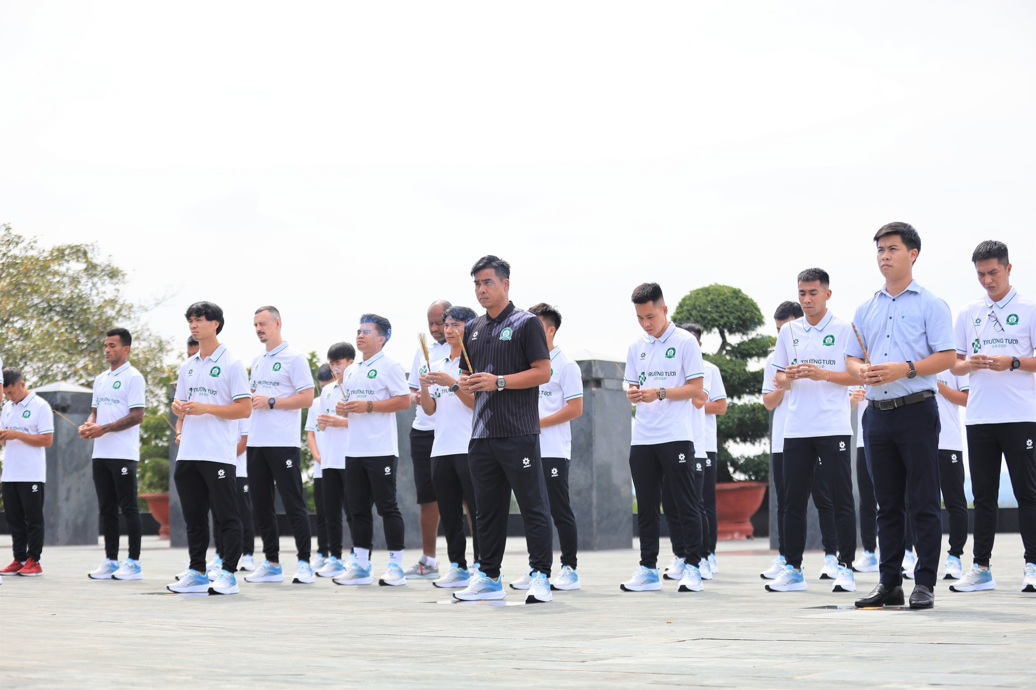 Cong Phuong dan rakan sepasukan memberi penghormatan kepada syuhada heroik sebelum musim baharu - Foto 1. Công Phượng cùng đồng đội tri ân các anh hùng liệt sĩ trước mùa giải mới- Ảnh 1.