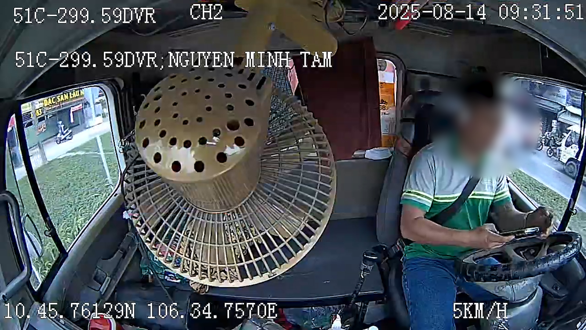 CSGT phạt nhiều t&agrave;i xế d&ugrave;ng điện thoại qua camera buồng l&aacute;i - Ảnh 2.