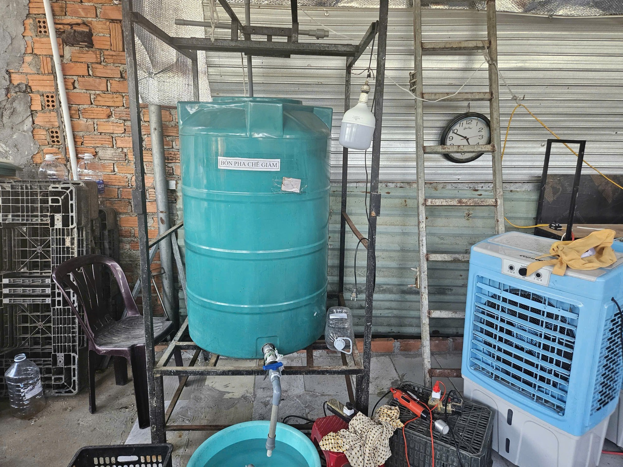 Đà Nẵng triệt phá cơ sở sản xuất giấm giả quy mô lớn gây nguy hại sức khỏe - Ảnh 2. Đà Nẵng triệt phá cơ sở sản xuất giấm giả quy mô lớn gây nguy hại sức khỏe - Ảnh 2.