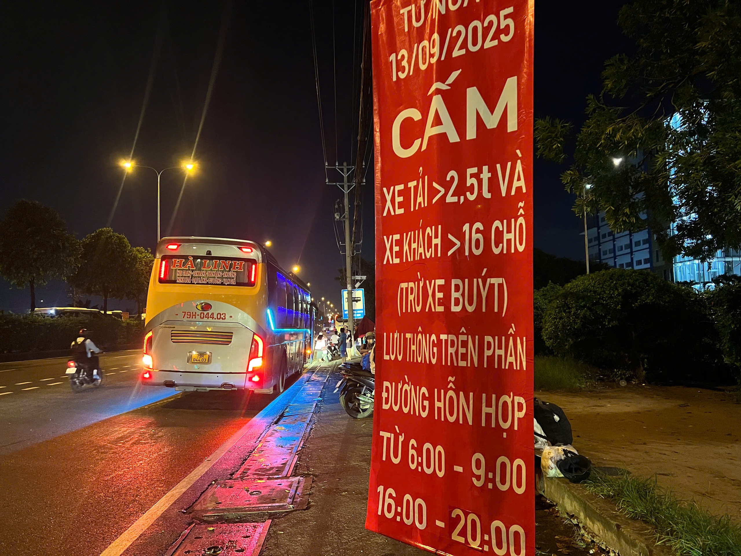 Xe khách vi phạm tràn lan ở cửa ngõ phía đông TP.HCM- Ảnh 13. Xe khách vi phạm tràn lan ở cửa ngõ phía đông TP.HCM- Ảnh 13.