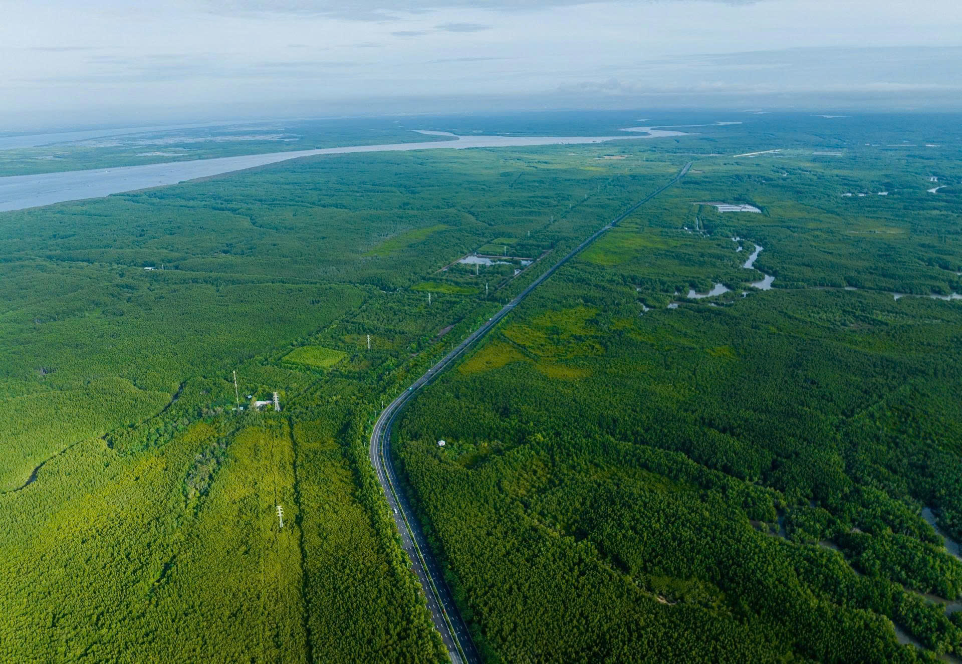 «Σύζυγος κουβαλάει τη γυναίκα του» για να τρέξει στον Μαραθώνιο Can Gio με καινούρια ρούχα - Φωτογραφία 2. 'Chồng cõng vợ' chạy Marathon Cần Giờ trong bộ áo mới- Ảnh 2.