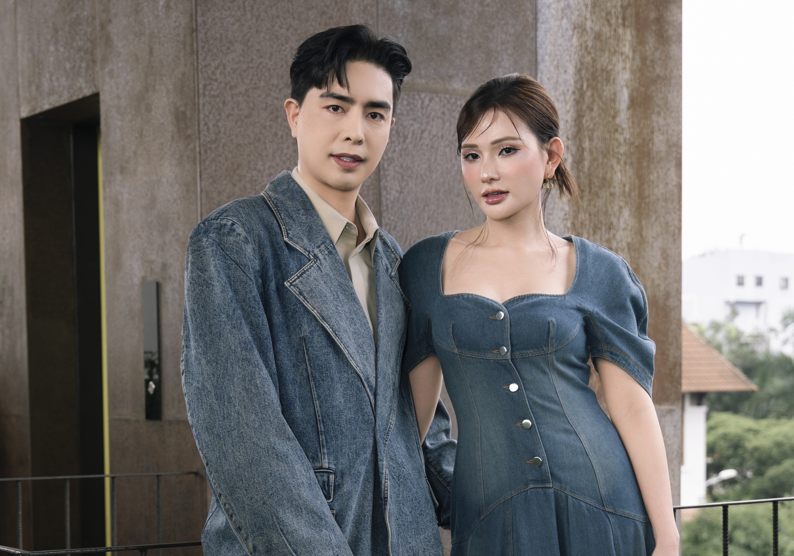- Ảnh 1. Thu Thủy rạng rỡ ở tuổi 41, tình tứ bên chồng kém tuổi - Ảnh 1.
